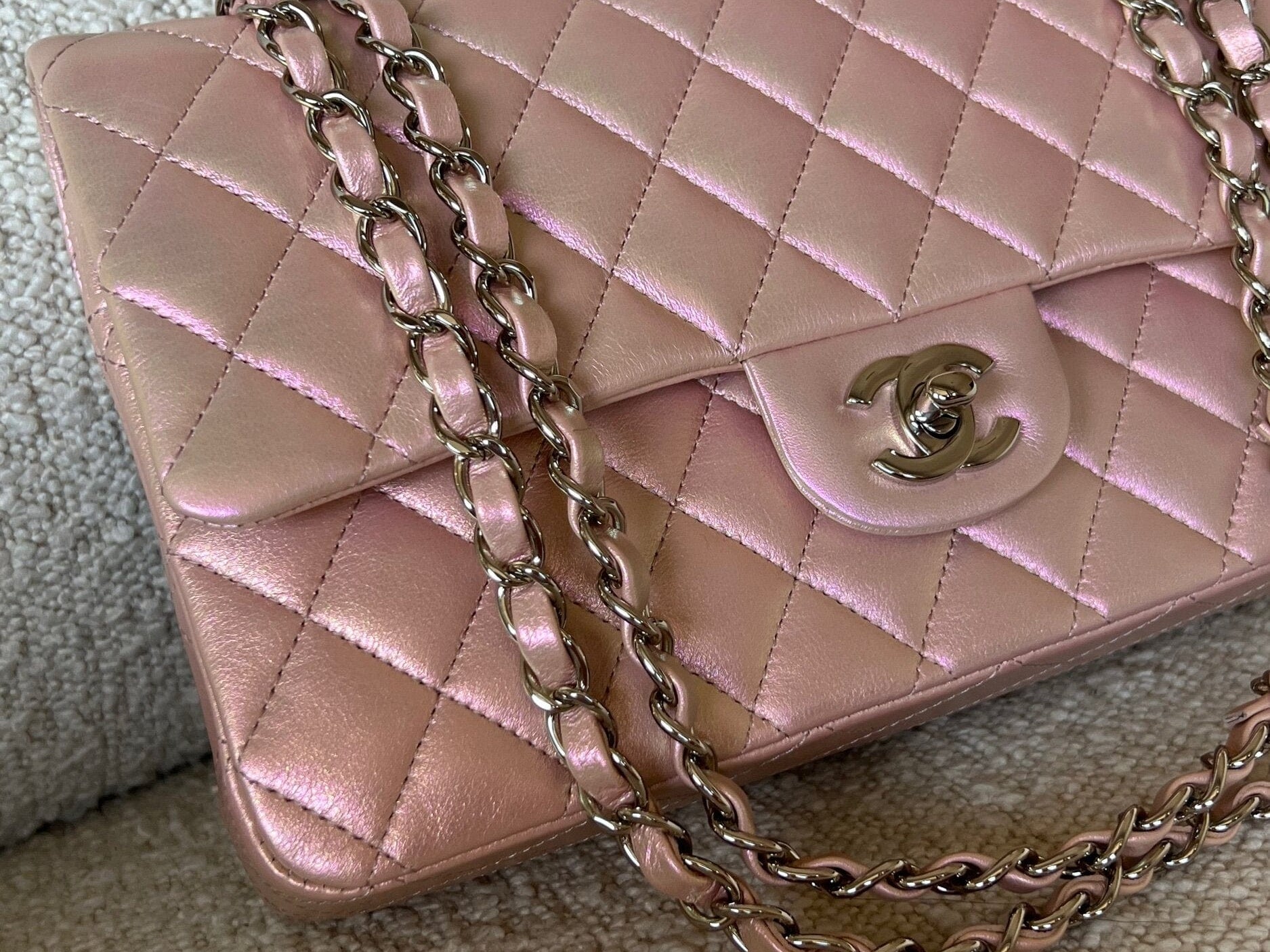 CHANEL Handbag 21K Medium Pink Iridescent Lambskin Quilted Classic Flap SHW -Knockoff
