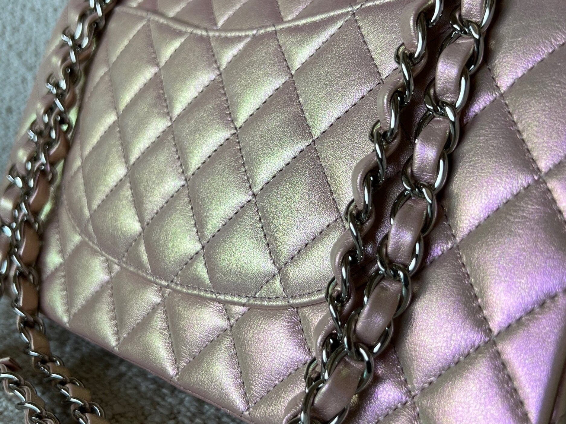 CHANEL Handbag 21K Medium Pink Iridescent Lambskin Quilted Classic Flap SHW -Knockoff
