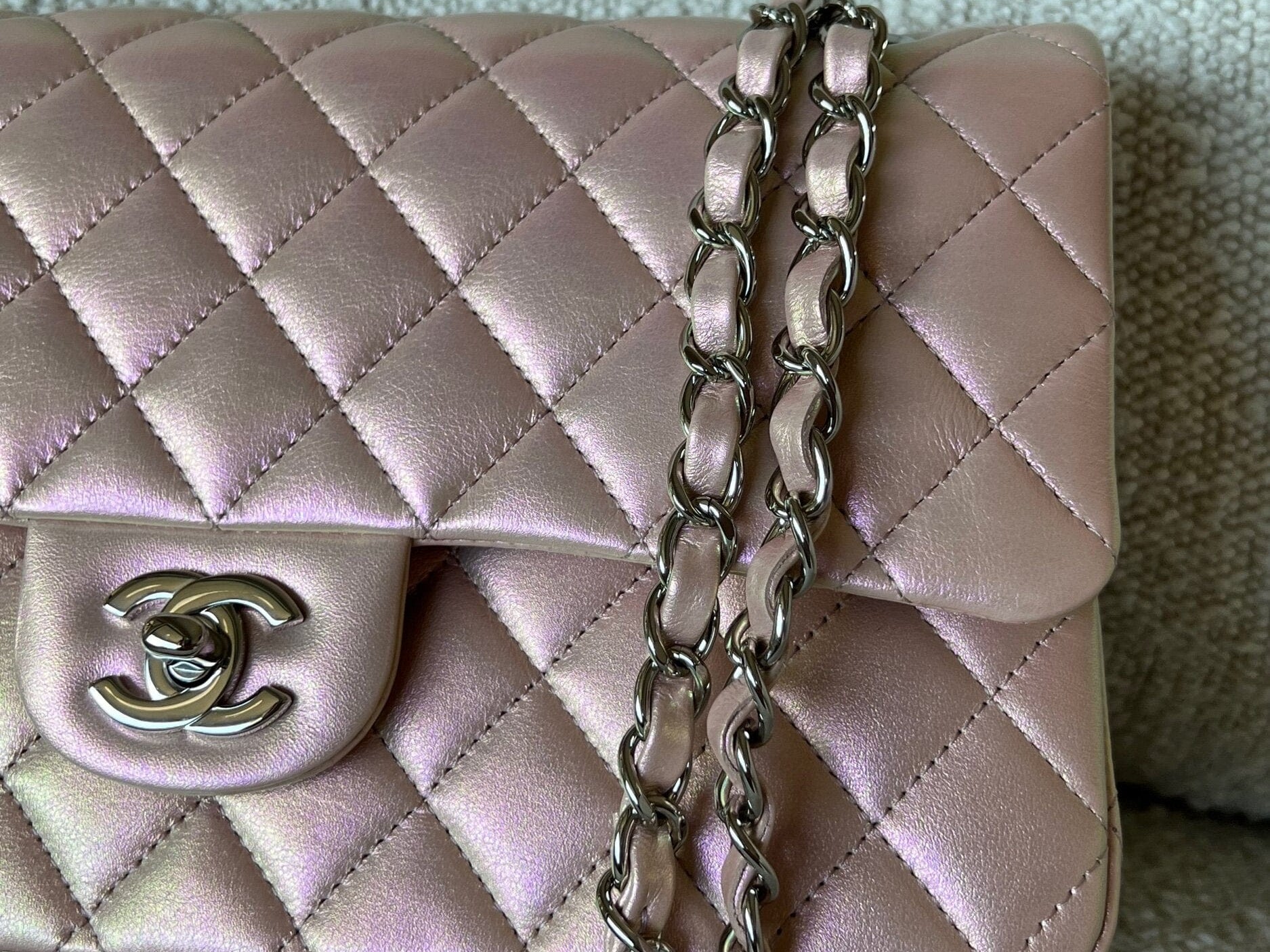 CHANEL Handbag 21K Medium Pink Iridescent Lambskin Quilted Classic Flap SHW -Knockoff
