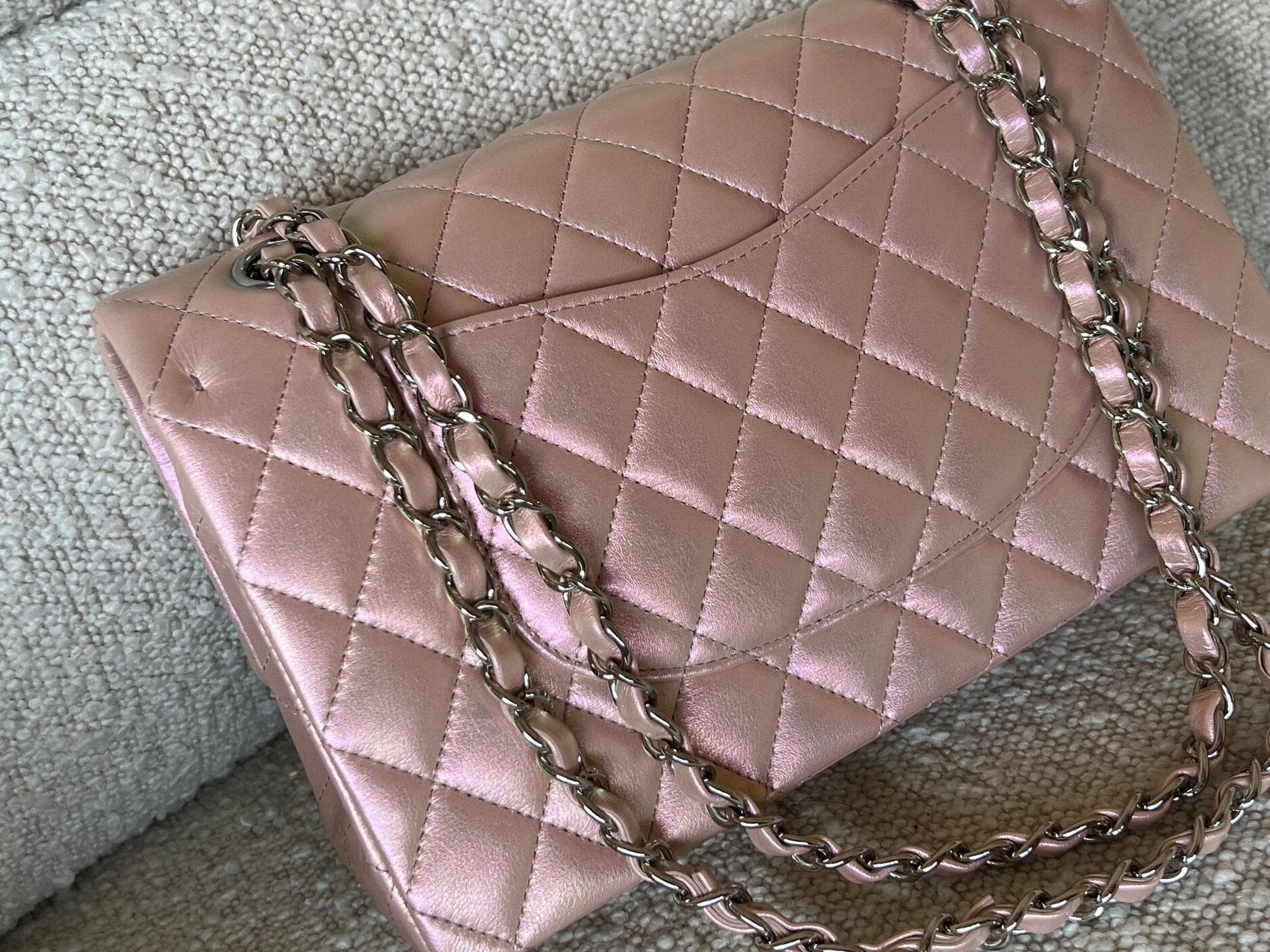 CHANEL Handbag 21K Medium Pink Iridescent Lambskin Quilted Classic Flap SHW -Knockoff
