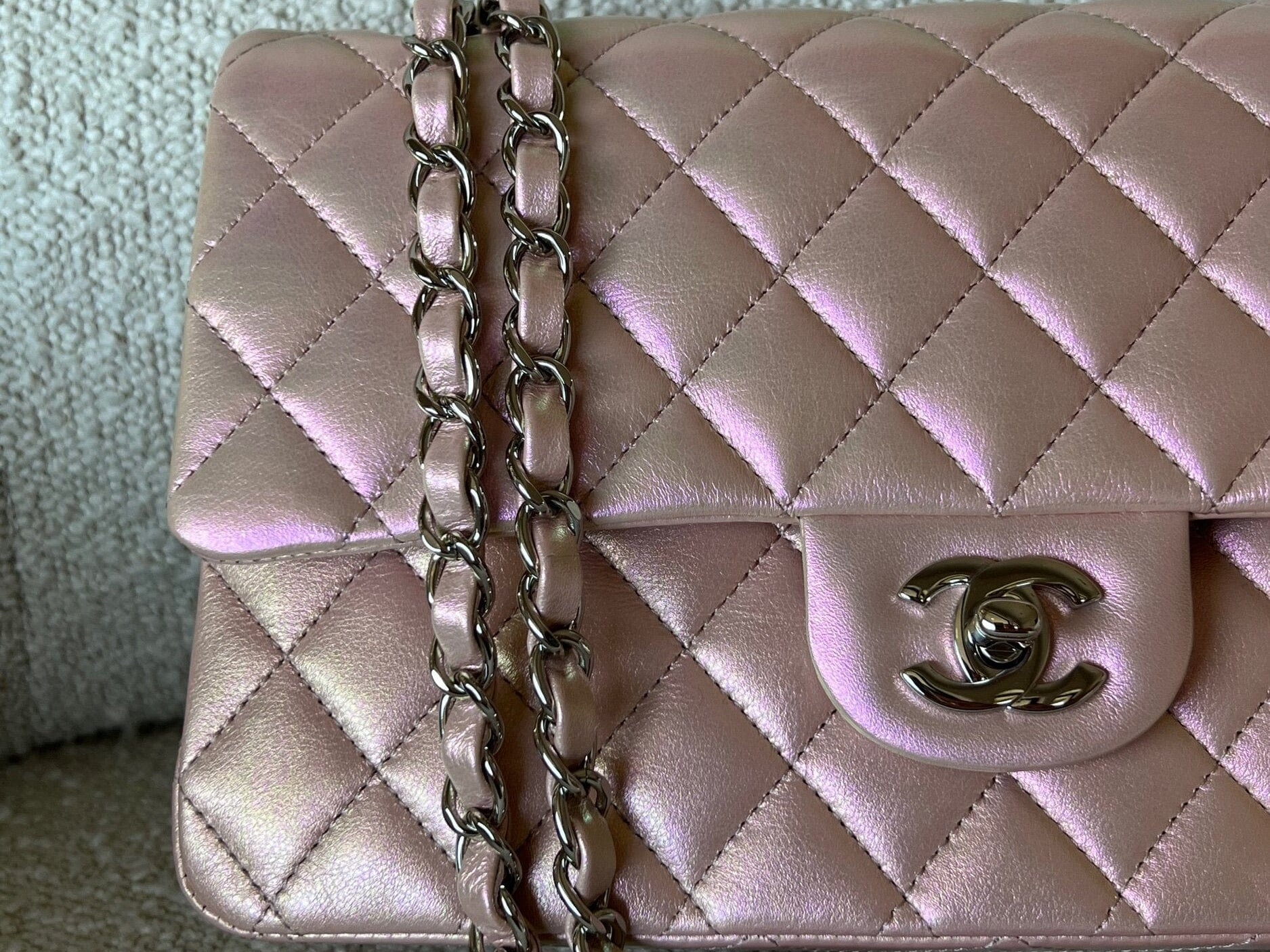 CHANEL Handbag 21K Medium Pink Iridescent Lambskin Quilted Classic Flap SHW -Knockoff
