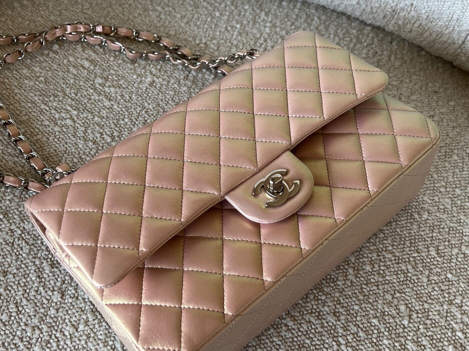 CHANEL Handbag 21K Medium Pink Iridescent Lambskin Quilted Classic Flap SHW -Knockoff
