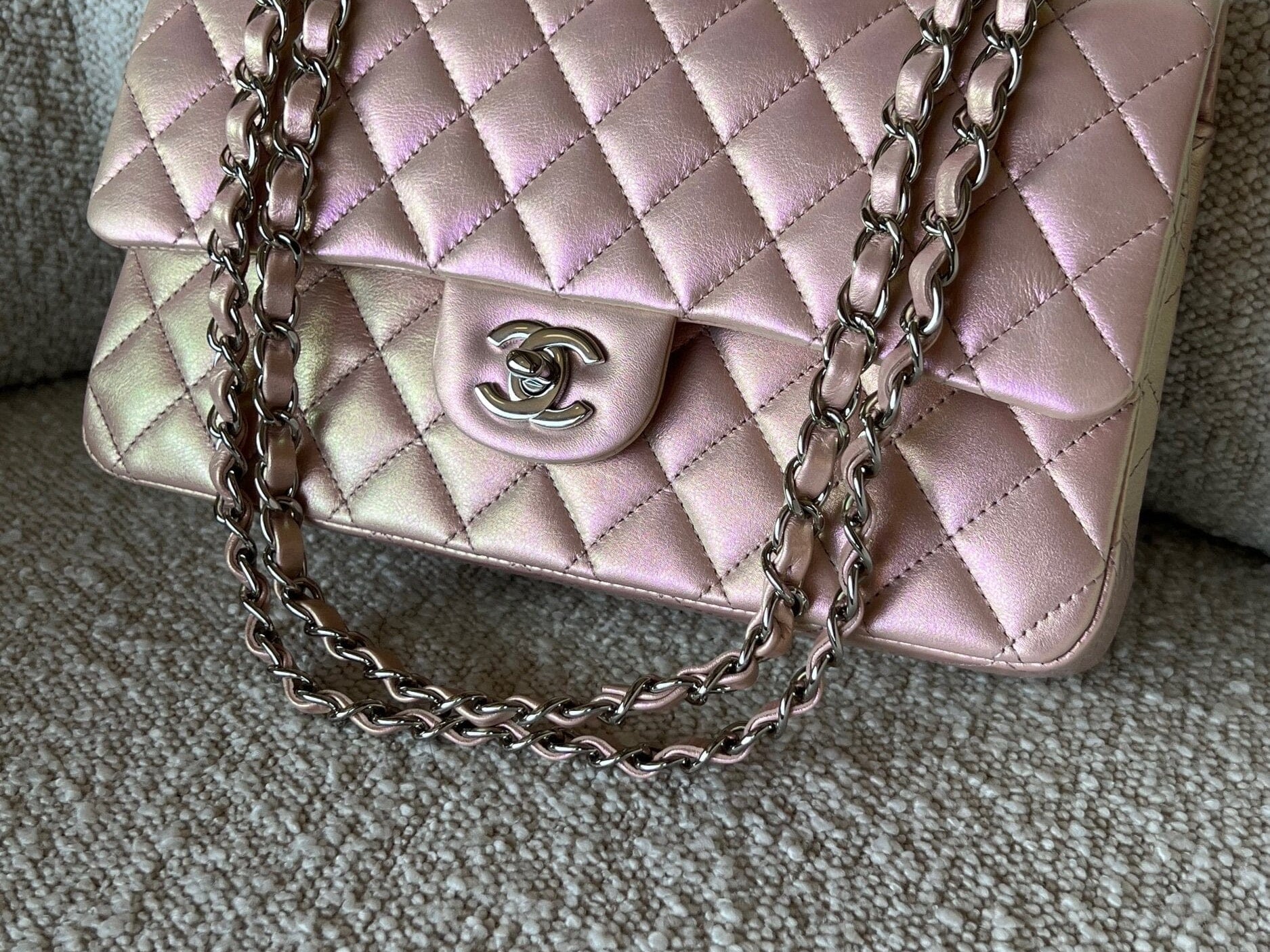 CHANEL Handbag 21K Medium Pink Iridescent Lambskin Quilted Classic Flap SHW -Knockoff
