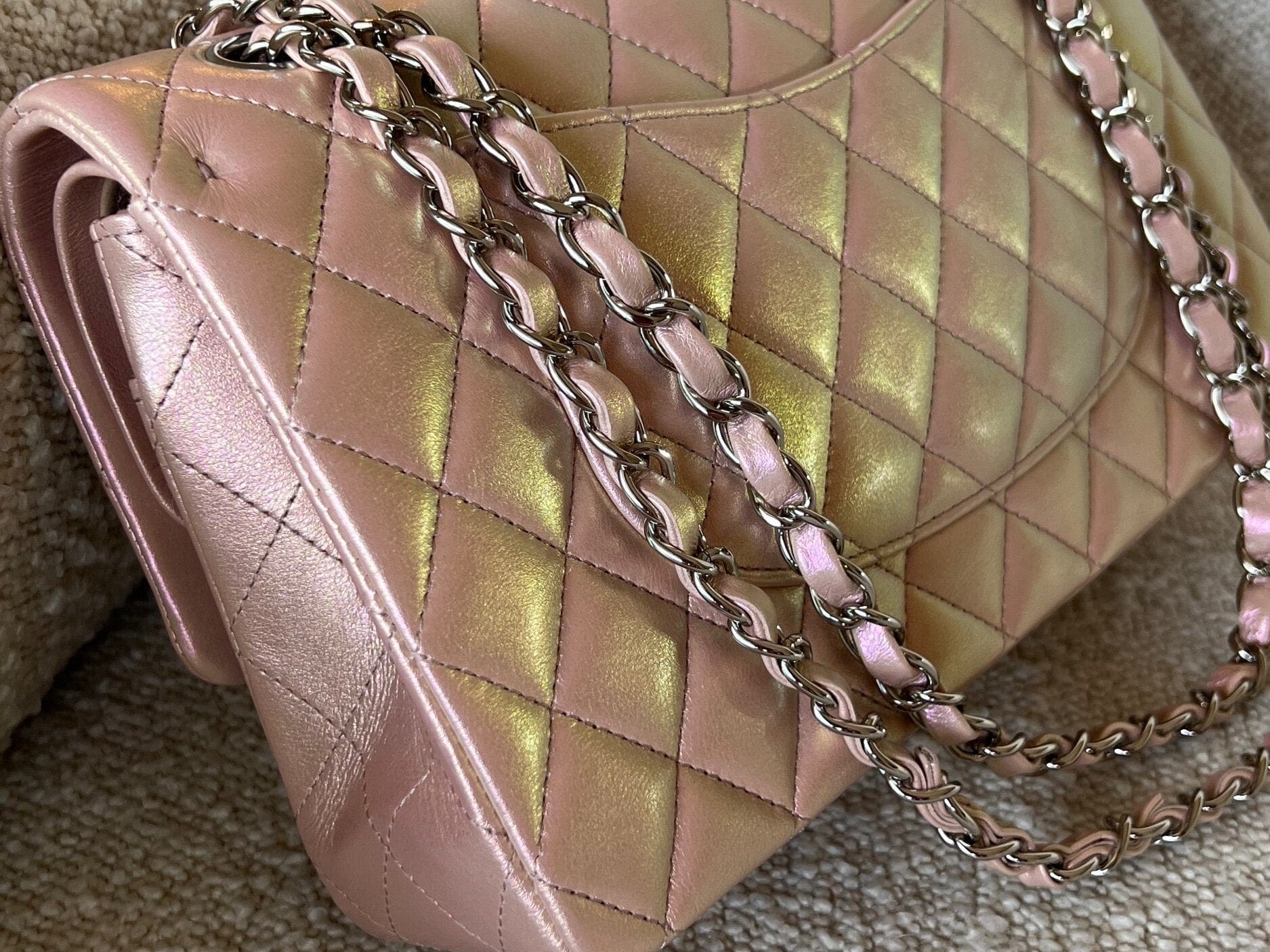 CHANEL Handbag 21K Medium Pink Iridescent Lambskin Quilted Classic Flap SHW -Knockoff
