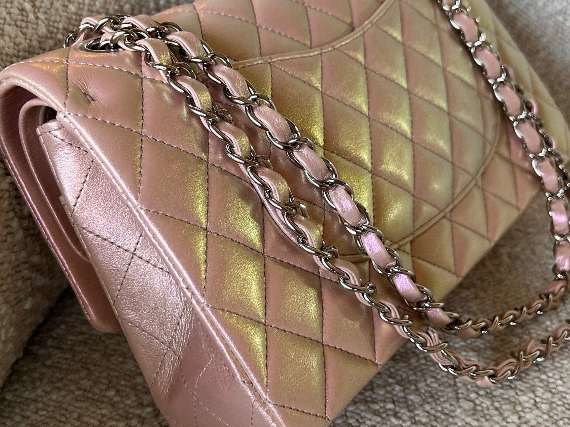 CHANEL Handbag 21K Medium Pink Iridescent Lambskin Quilted Classic Flap SHW -Knockoff
