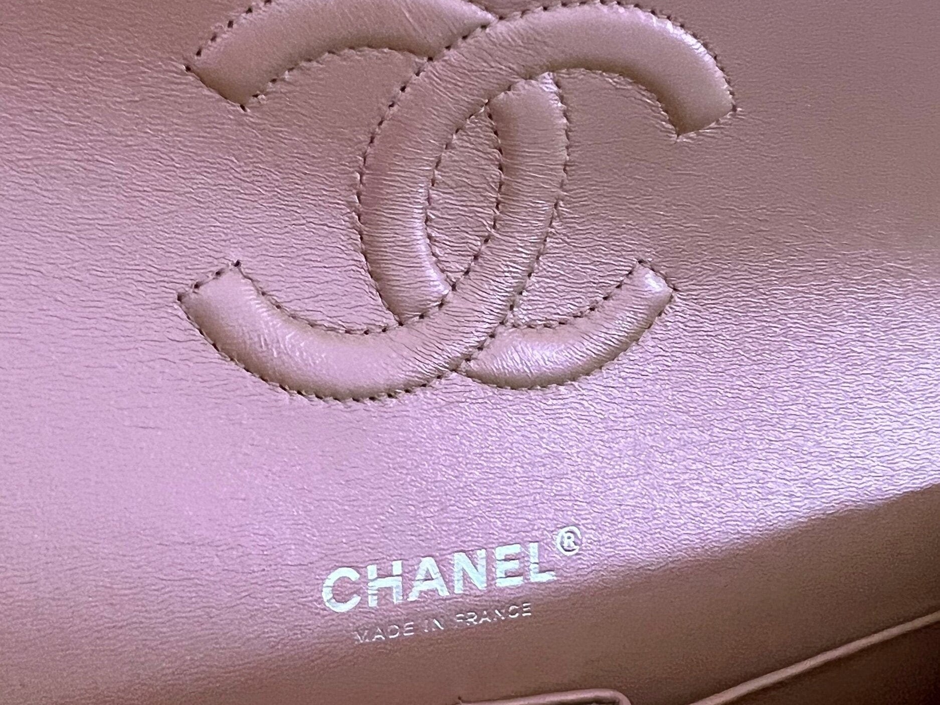 CHANEL Handbag 21K Medium Pink Iridescent Lambskin Quilted Classic Flap SHW -Knockoff
