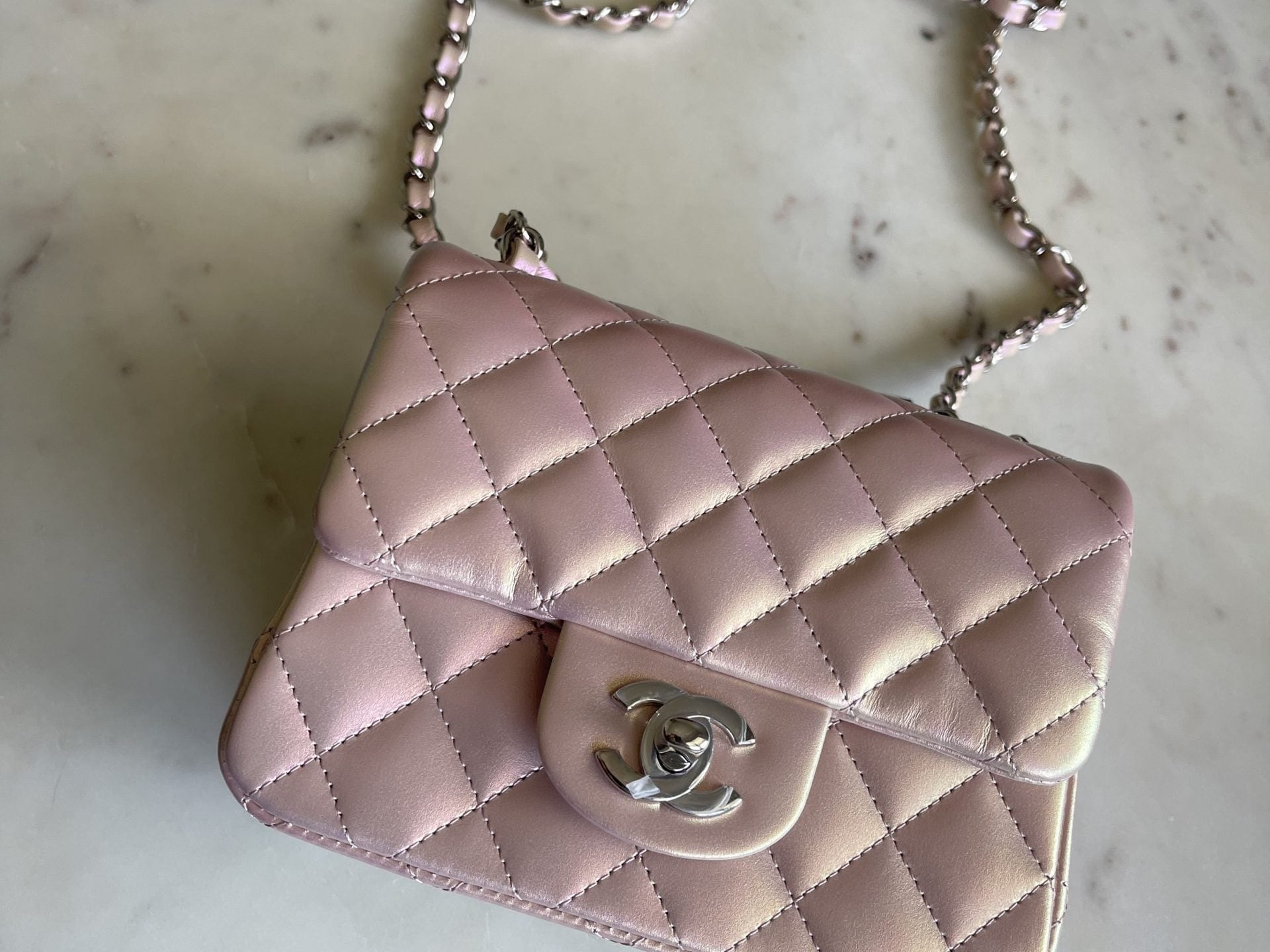 CHANEL Handbag 21K Mini Pink Iridescent Square Lambskin Quilted Classic Flap SHW -Knockoff
