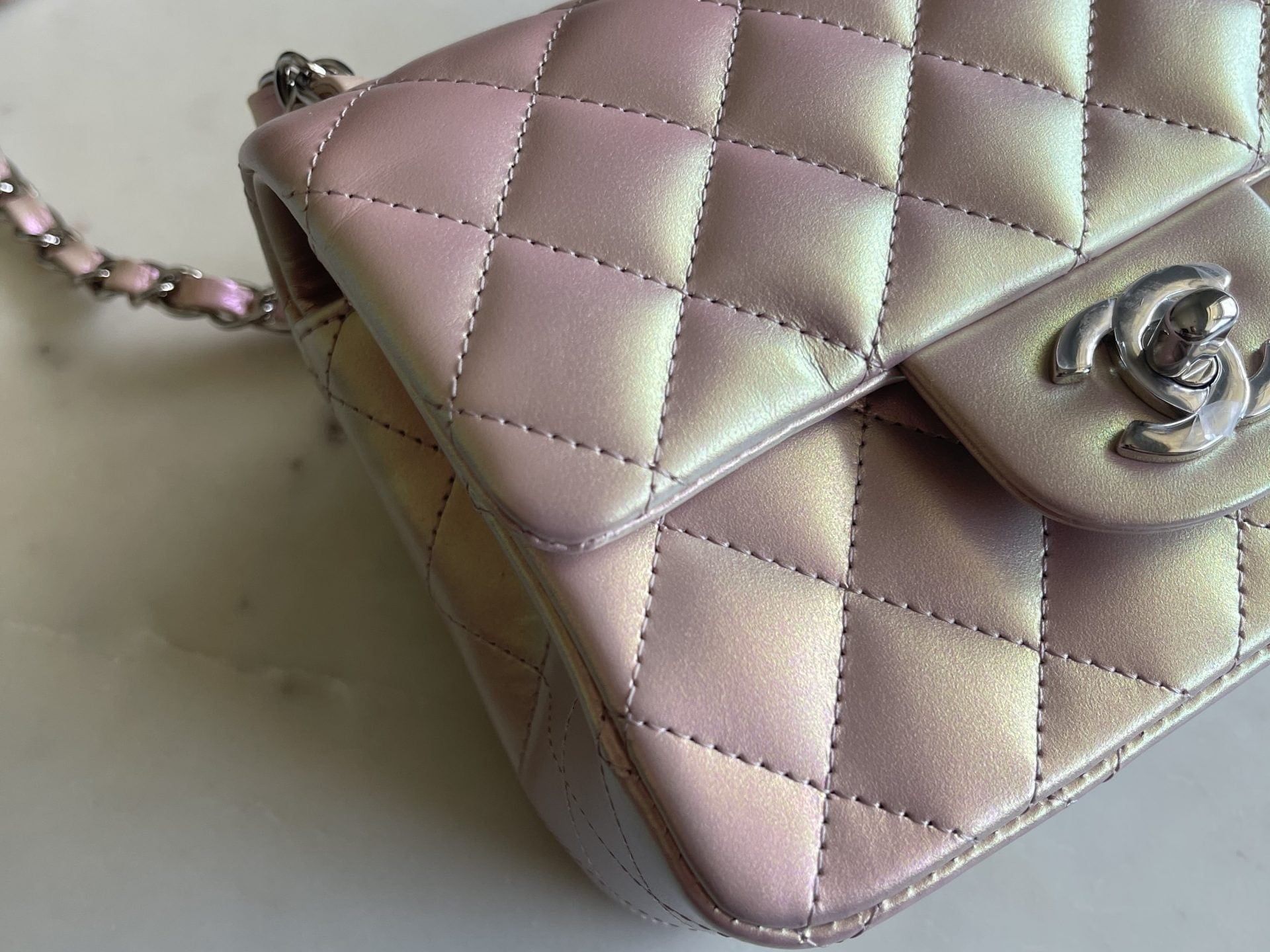 CHANEL Handbag 21K Mini Pink Iridescent Square Lambskin Quilted Classic Flap SHW -Knockoff
