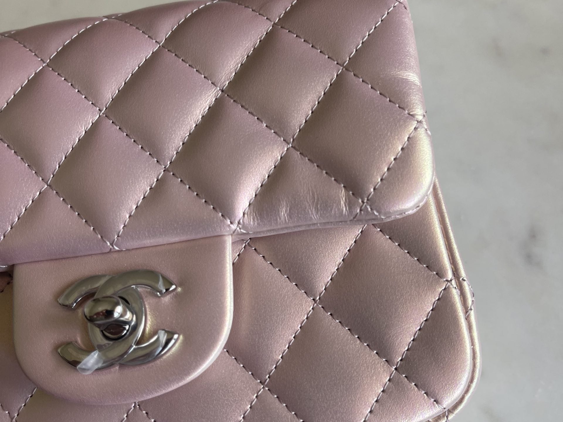 CHANEL Handbag 21K Mini Pink Iridescent Square Lambskin Quilted Classic Flap SHW -Knockoff
