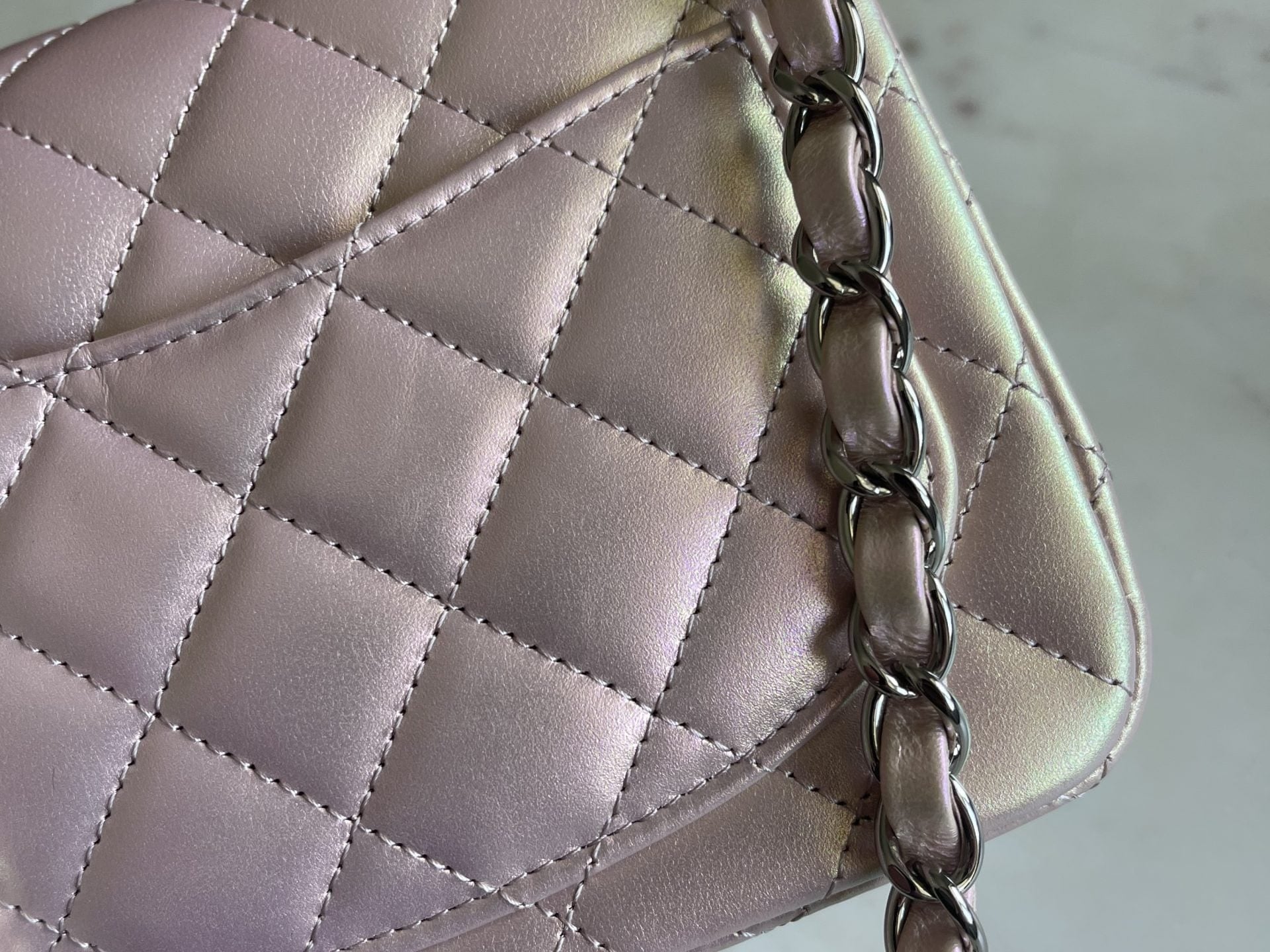 CHANEL Handbag 21K Mini Pink Iridescent Square Lambskin Quilted Classic Flap SHW -Knockoff
