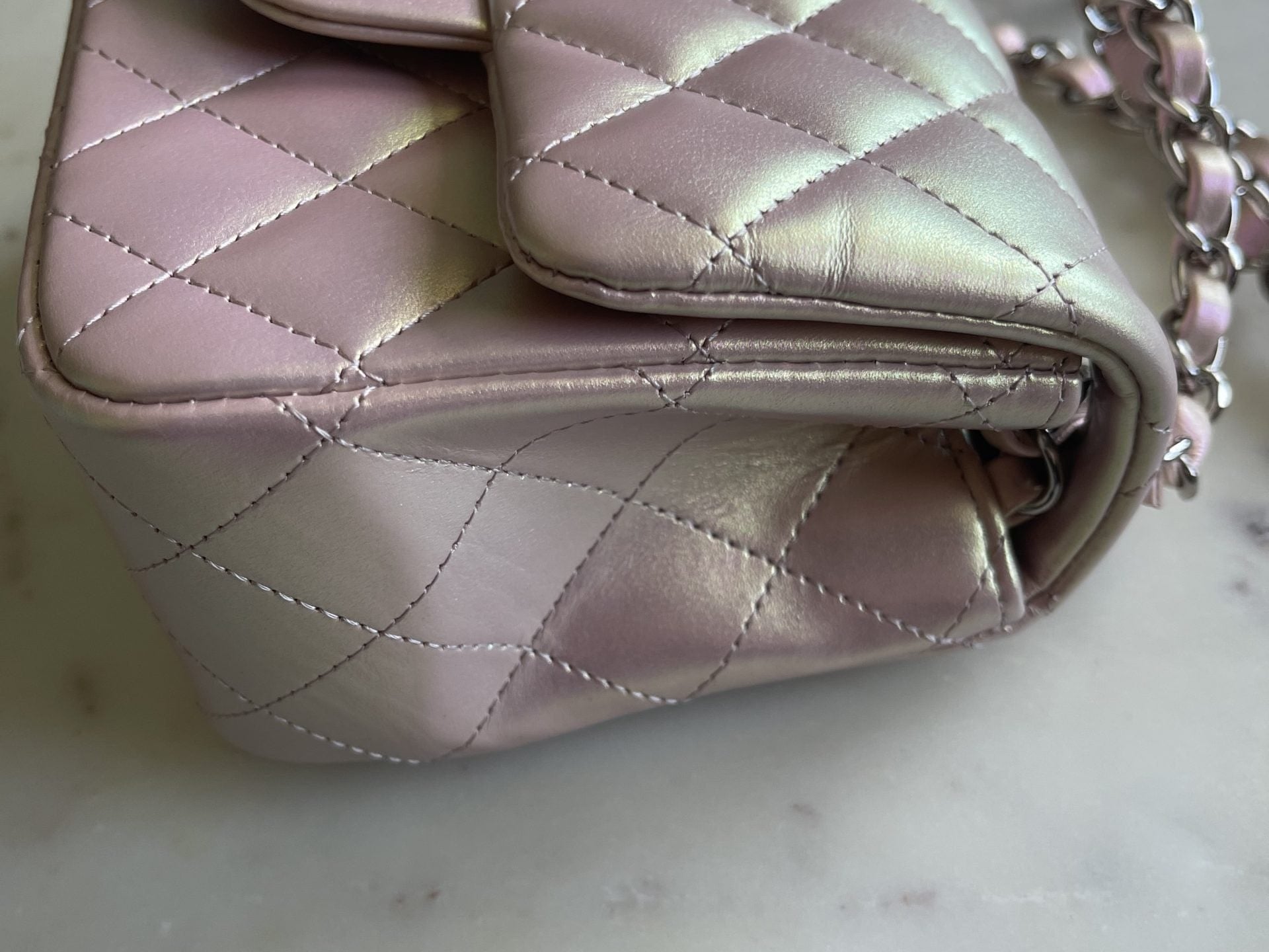 CHANEL Handbag 21K Mini Pink Iridescent Square Lambskin Quilted Classic Flap SHW -Knockoff
