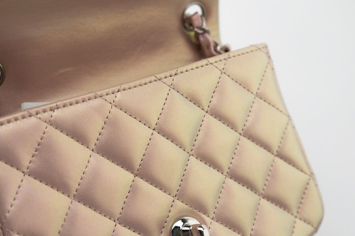 CHANEL Handbag 21K Mini Pink Iridescent Square Lambskin Quilted Classic Flap SHW -Knockoff
