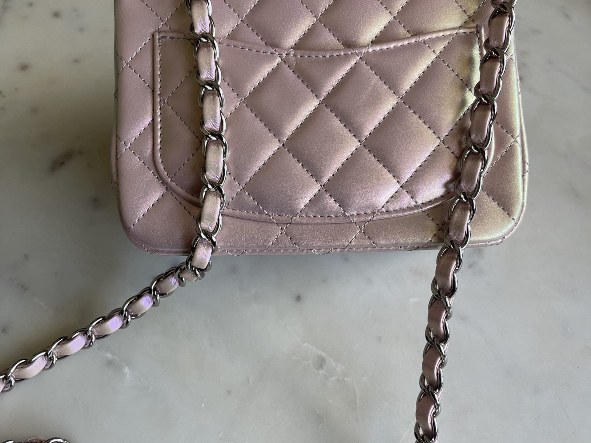 CHANEL Handbag 21K Mini Pink Iridescent Square Lambskin Quilted Classic Flap SHW -Knockoff
