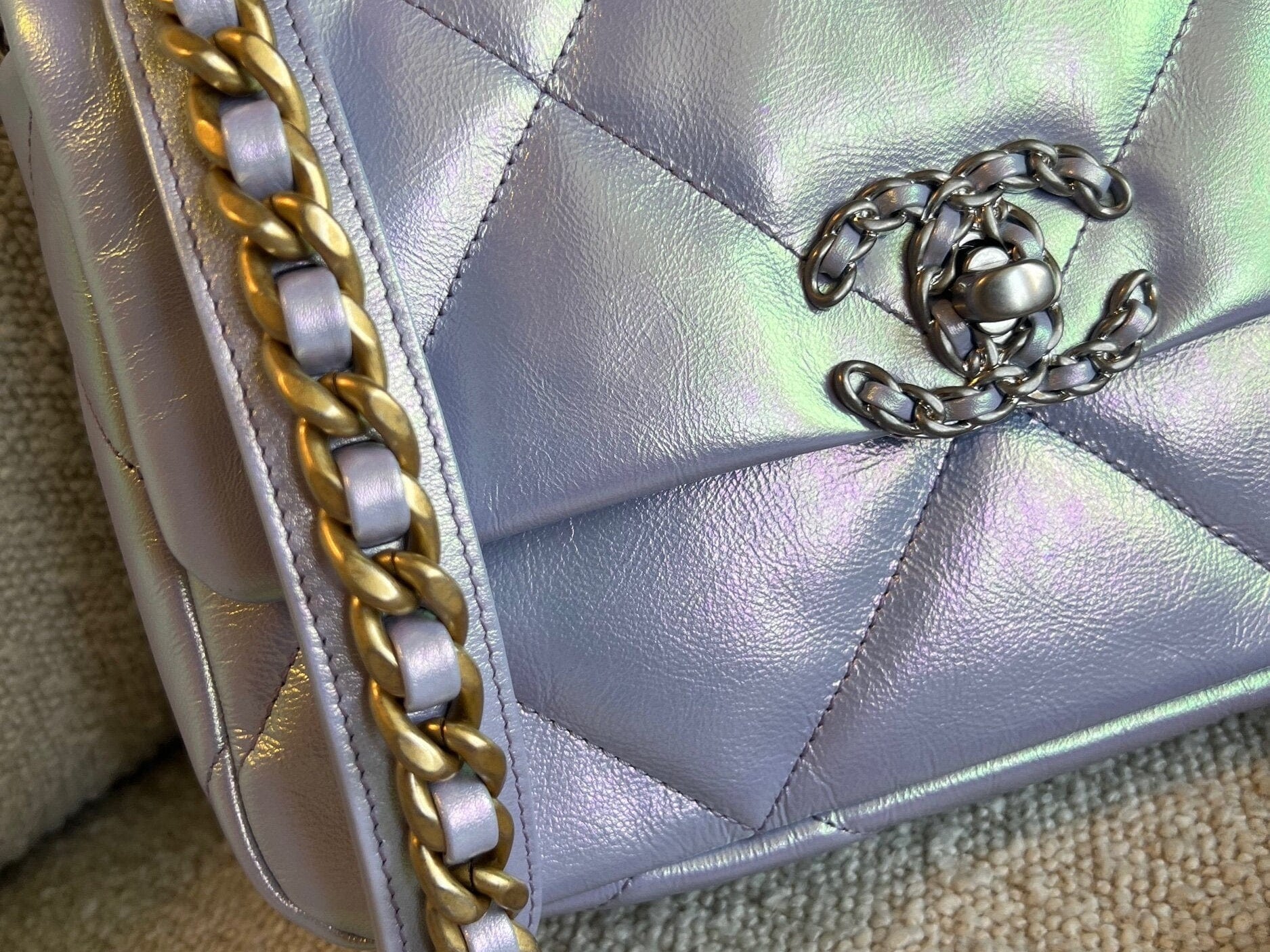 CHANEL Handbag 21K Purple/Blue Iridescent 19 Flap Small MHW -Knockoff
