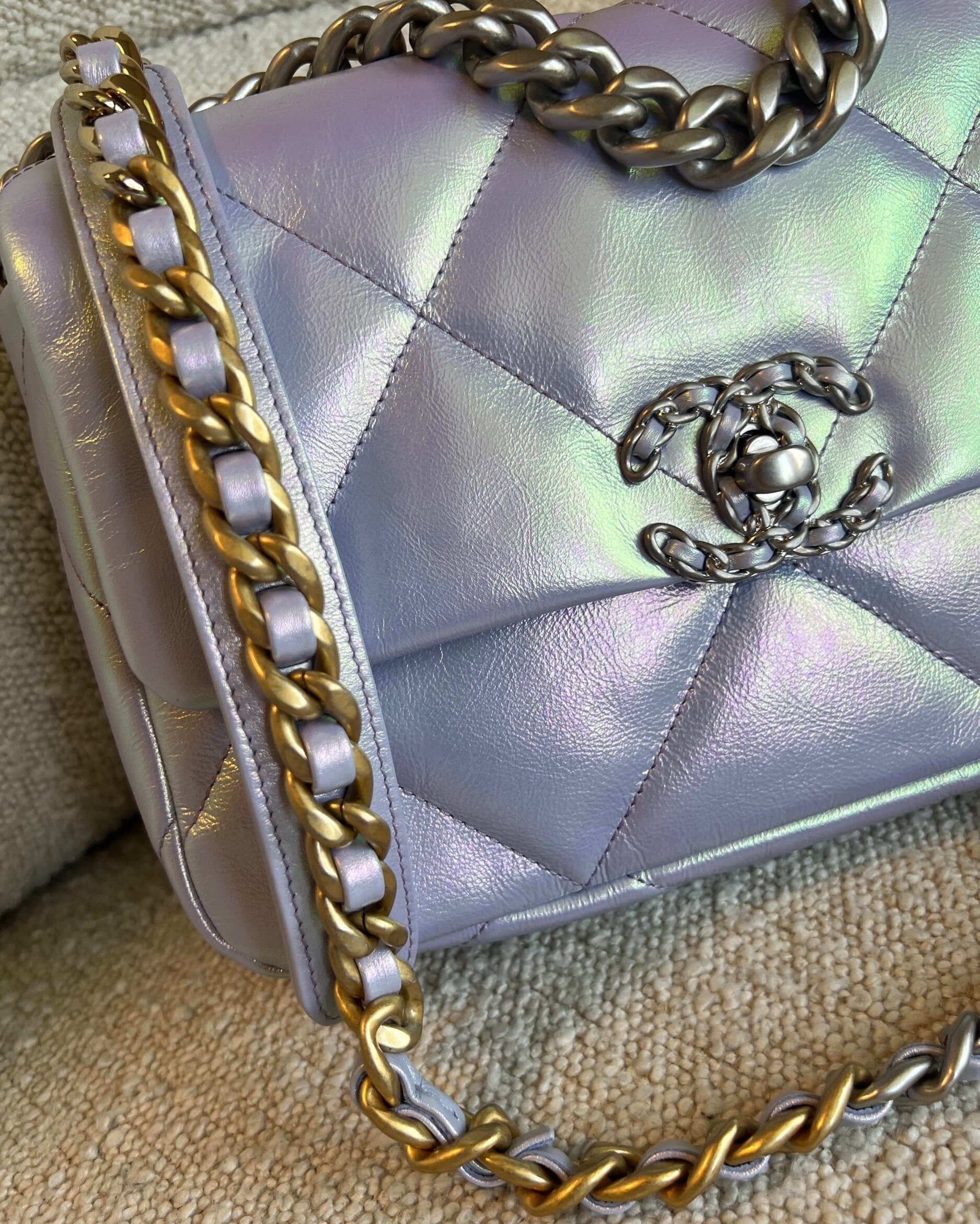 CHANEL Handbag 21K Purple/Blue Iridescent 19 Flap Small MHW -Knockoff
