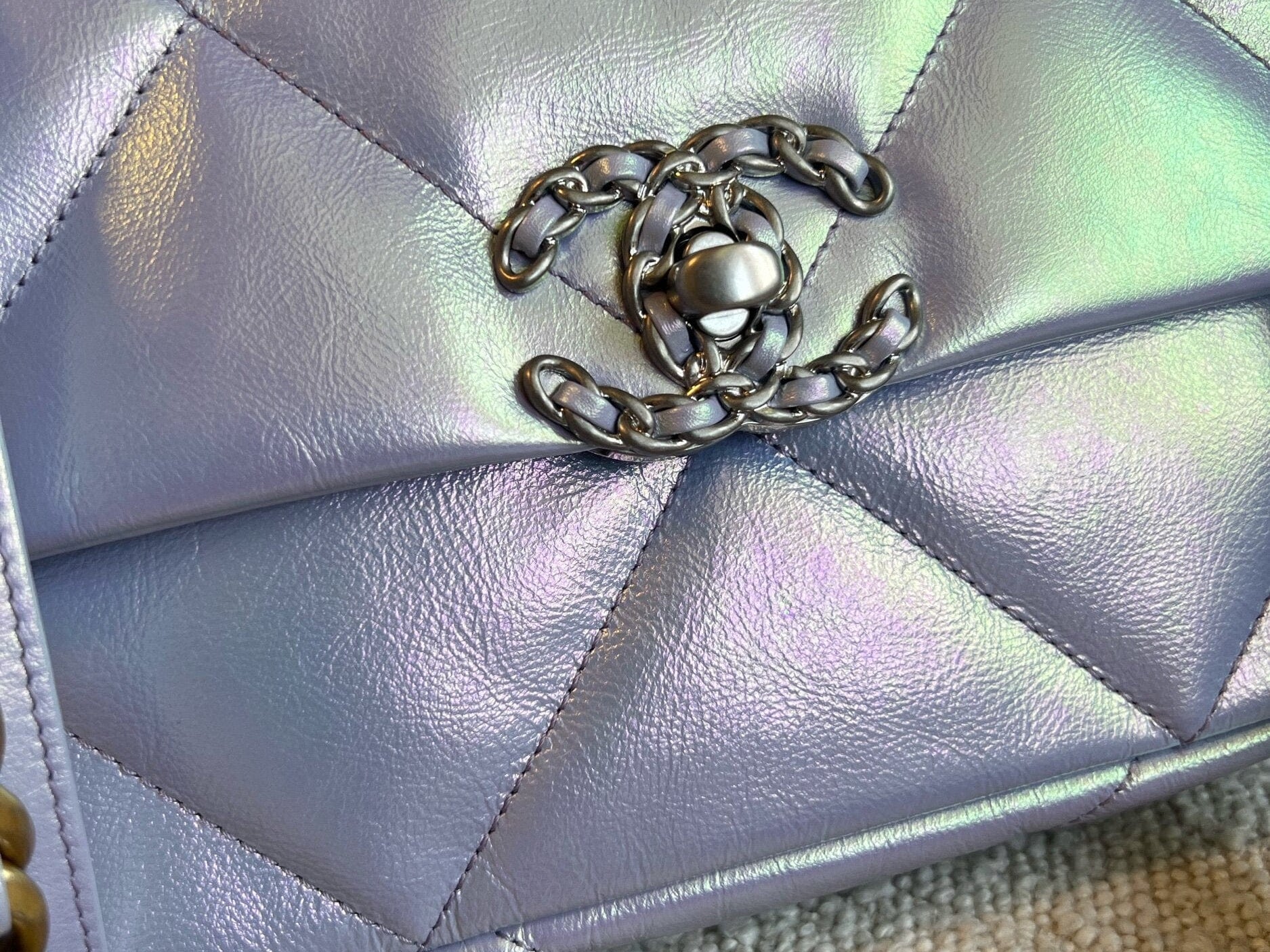 CHANEL Handbag 21K Purple/Blue Iridescent 19 Flap Small MHW -Knockoff
