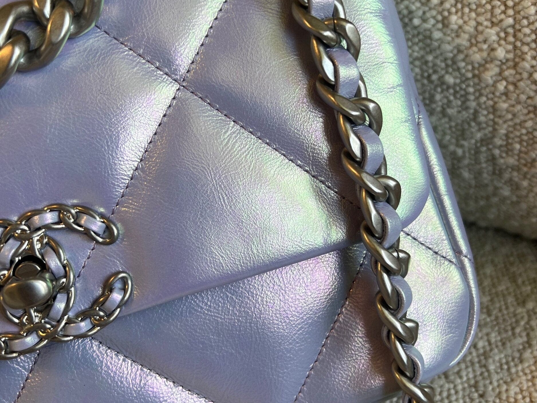 CHANEL Handbag 21K Purple/Blue Iridescent 19 Flap Small MHW -Knockoff
