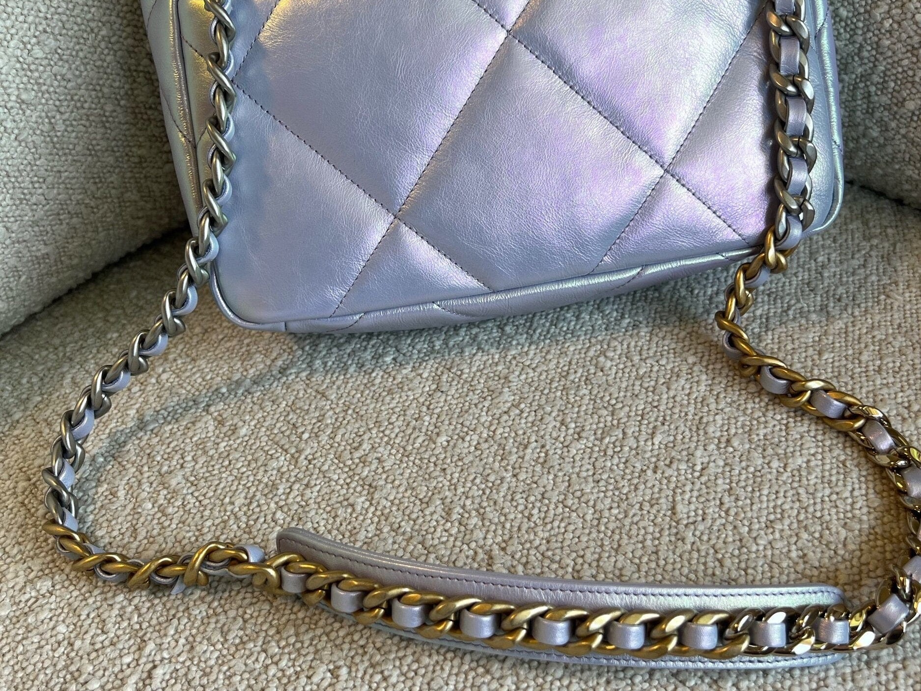 CHANEL Handbag 21K Purple/Blue Iridescent 19 Flap Small MHW -Knockoff
