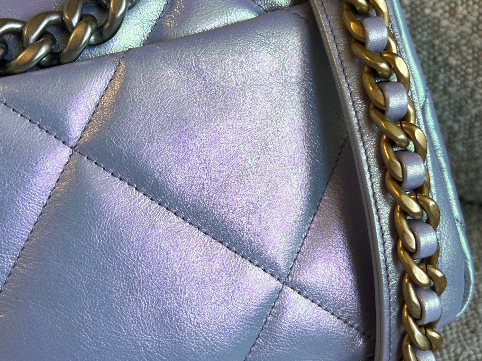 CHANEL Handbag 21K Purple/Blue Iridescent 19 Flap Small MHW -Knockoff
