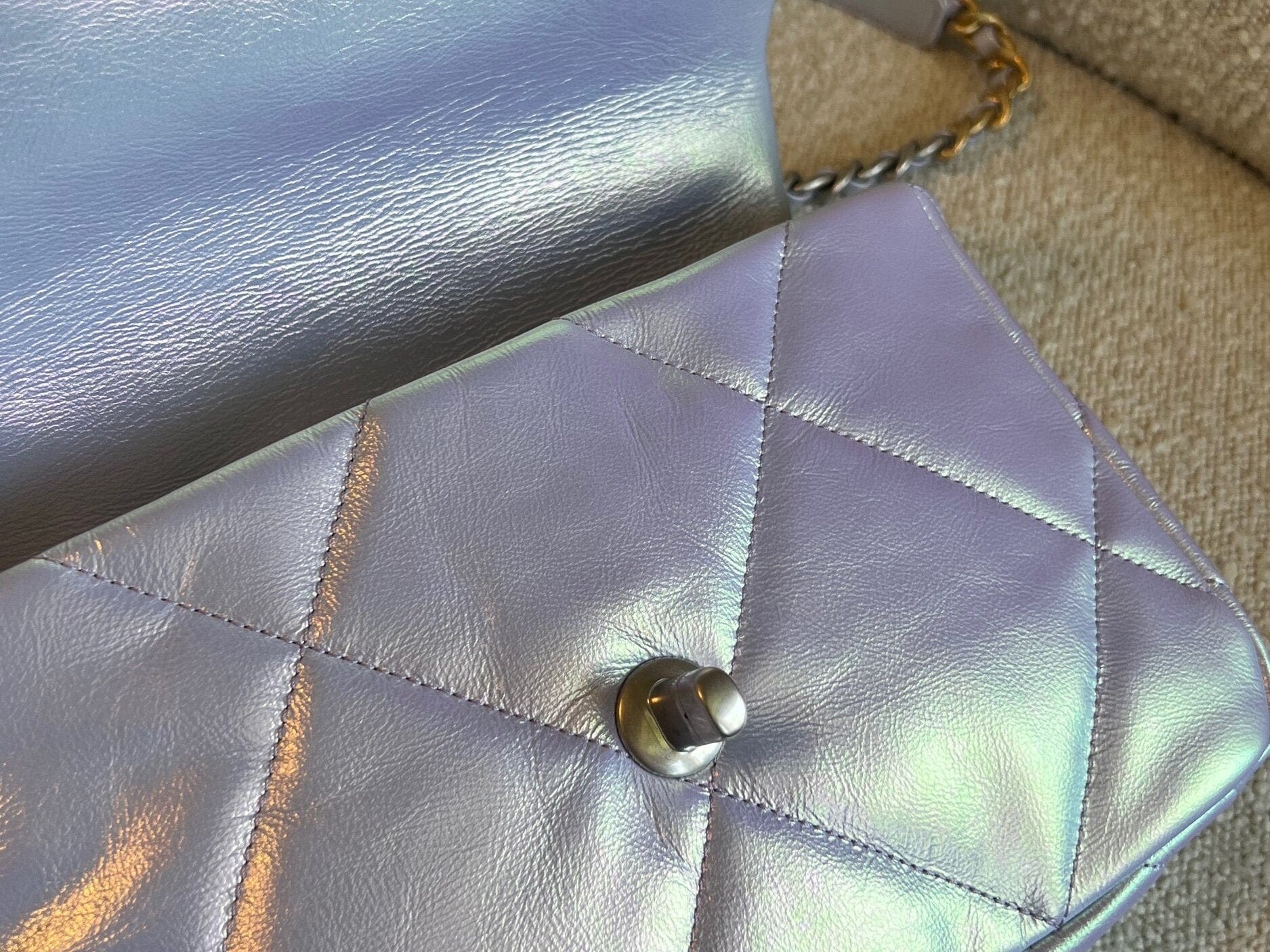 CHANEL Handbag 21K Purple/Blue Iridescent 19 Flap Small MHW -Knockoff
