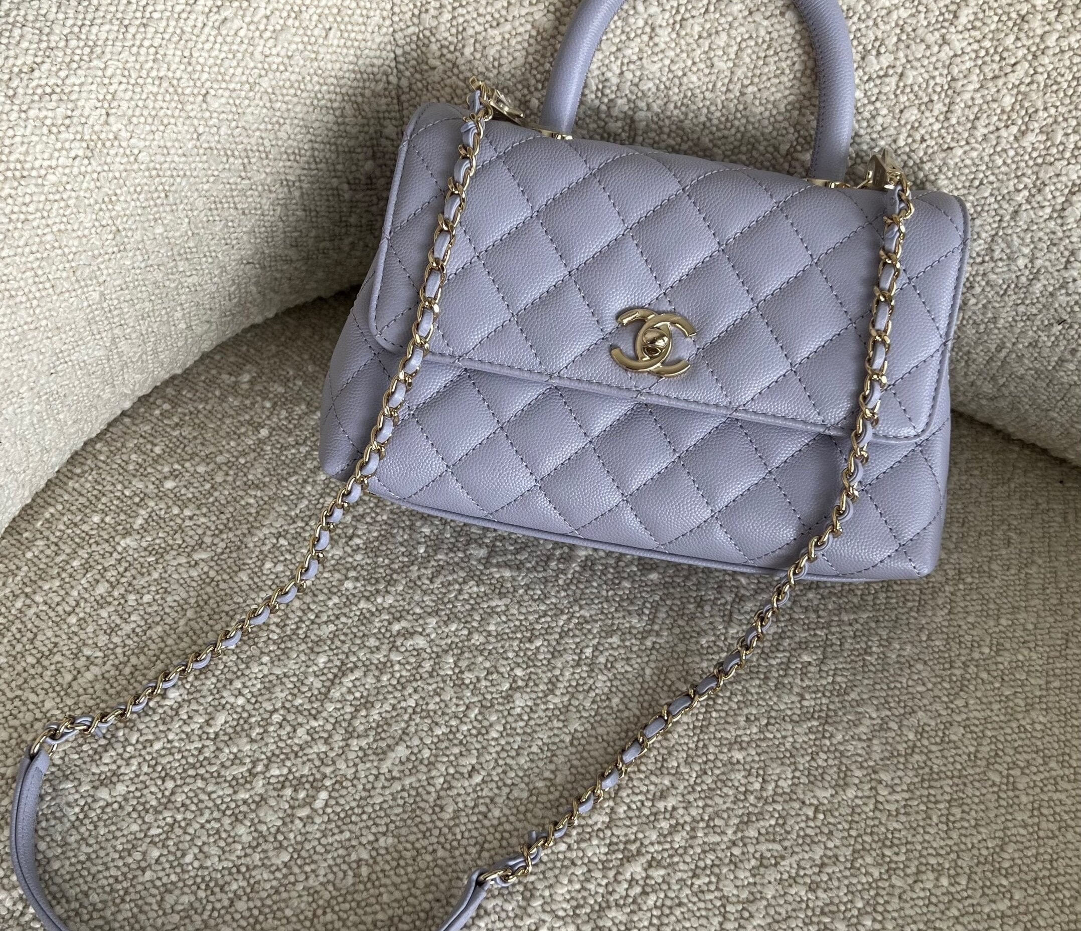 CHANEL Handbag 21K Quilted Coco Handle Lilac Caviar Small LGHW -Knockoff
