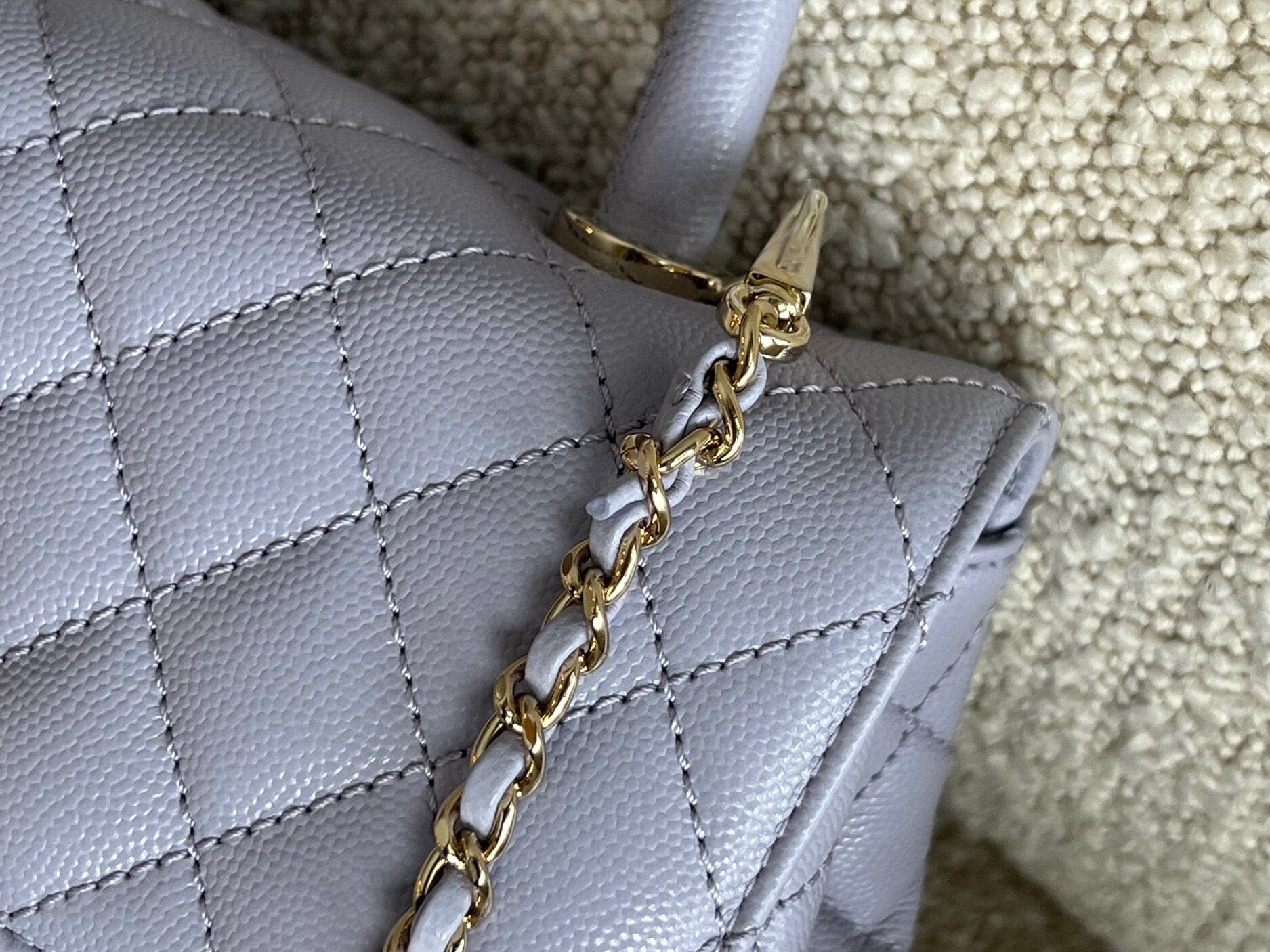 CHANEL Handbag 21K Quilted Coco Handle Lilac Caviar Small LGHW -Knockoff
