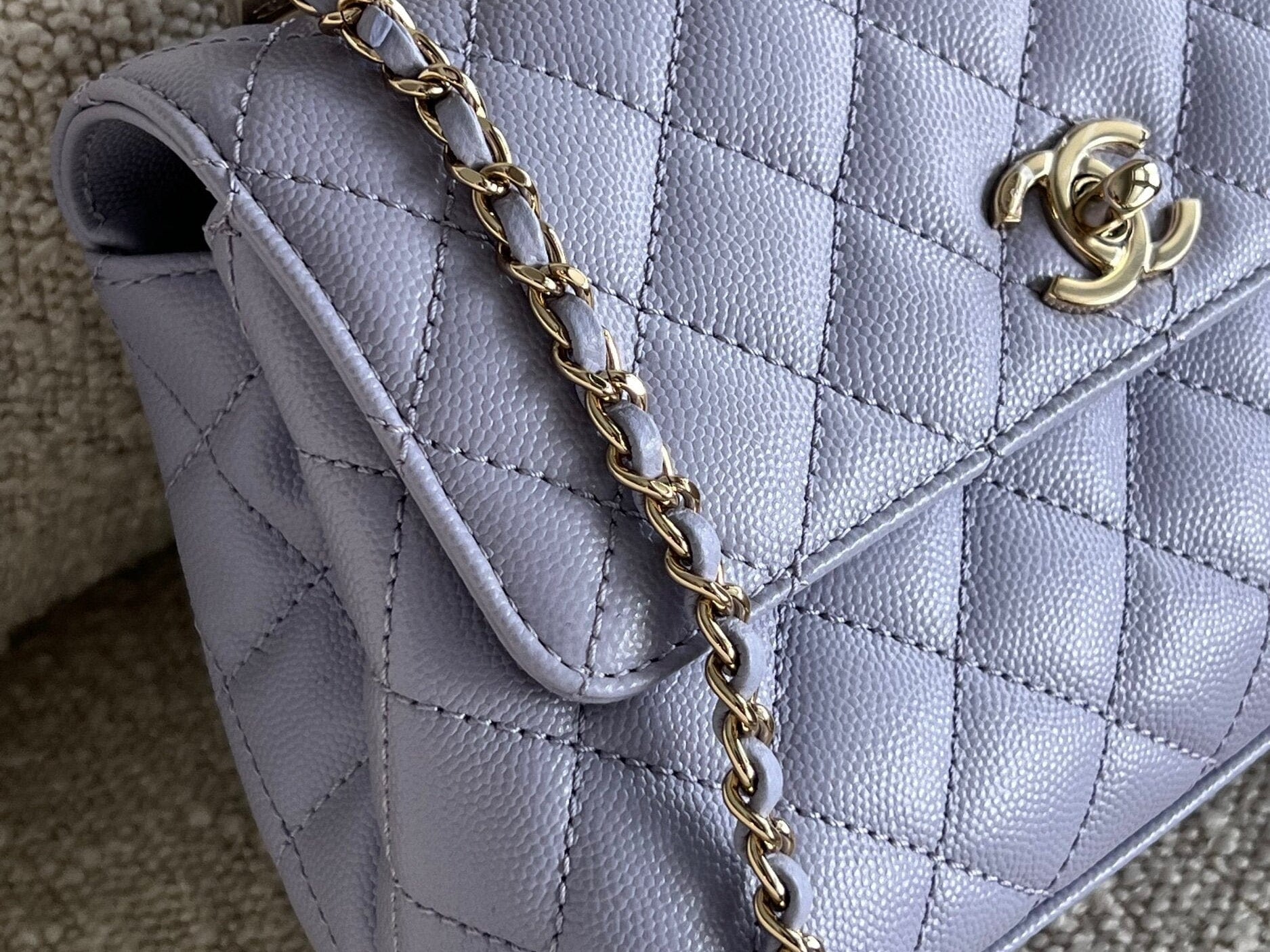 CHANEL Handbag 21K Quilted Coco Handle Lilac Caviar Small LGHW -Knockoff
