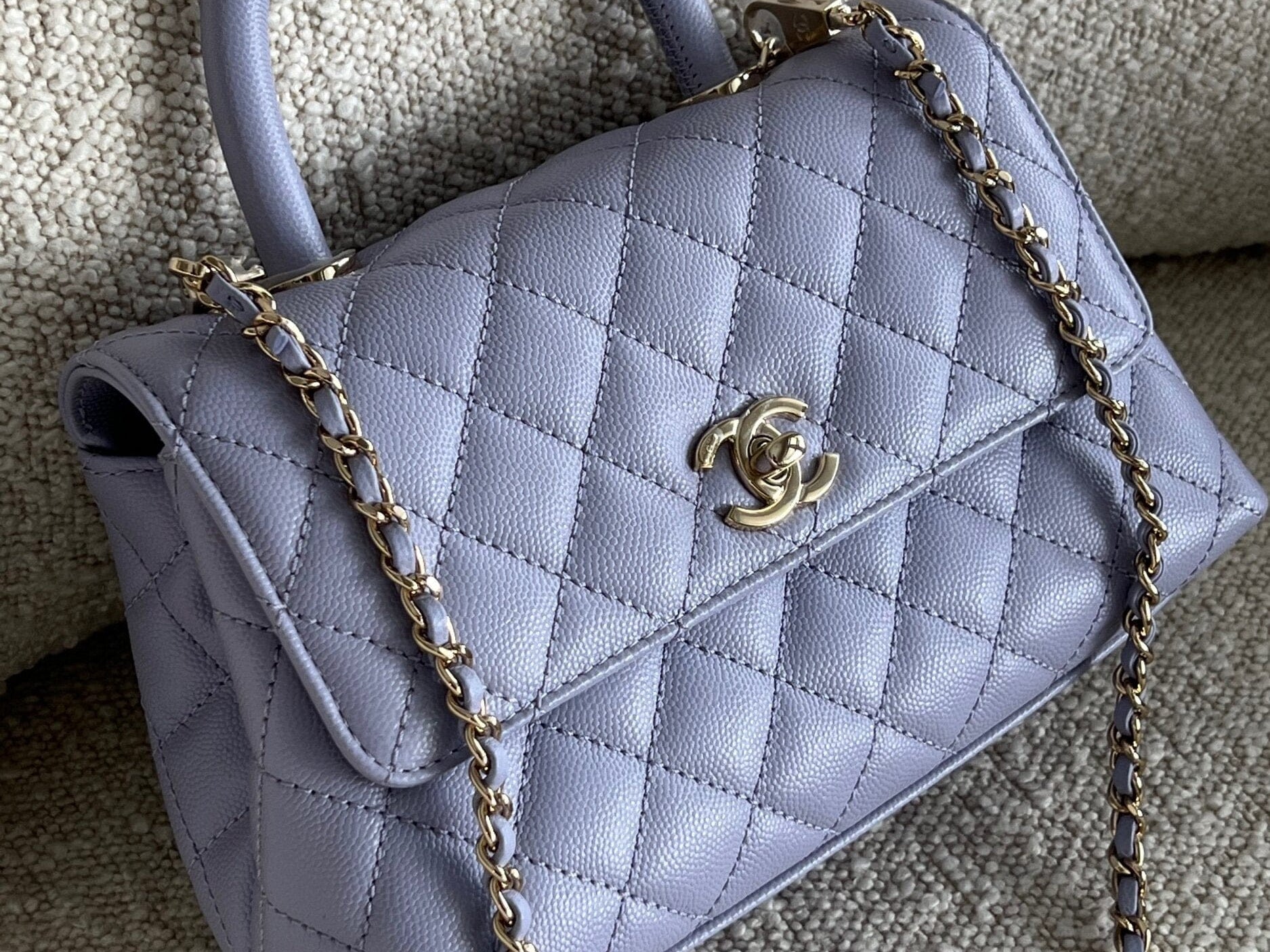 CHANEL Handbag 21K Quilted Coco Handle Lilac Caviar Small LGHW -Knockoff
