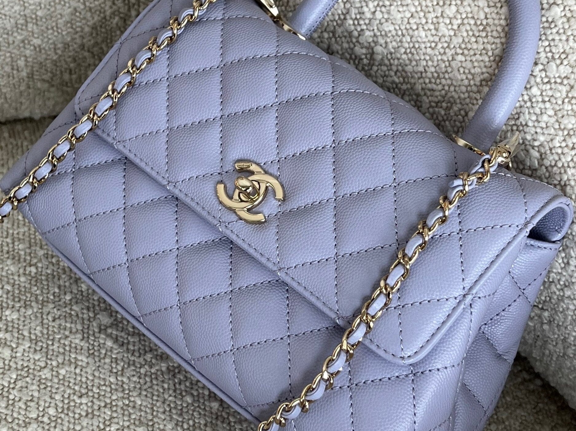 CHANEL Handbag 21K Quilted Coco Handle Lilac Caviar Small LGHW -Knockoff
