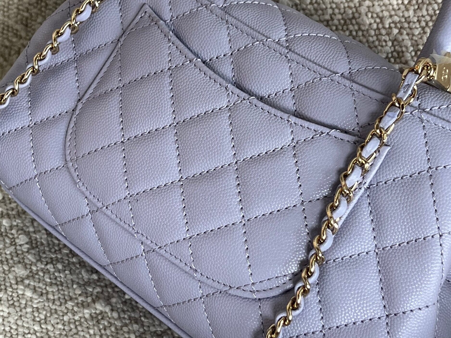 CHANEL Handbag 21K Quilted Coco Handle Lilac Caviar Small LGHW -Knockoff
