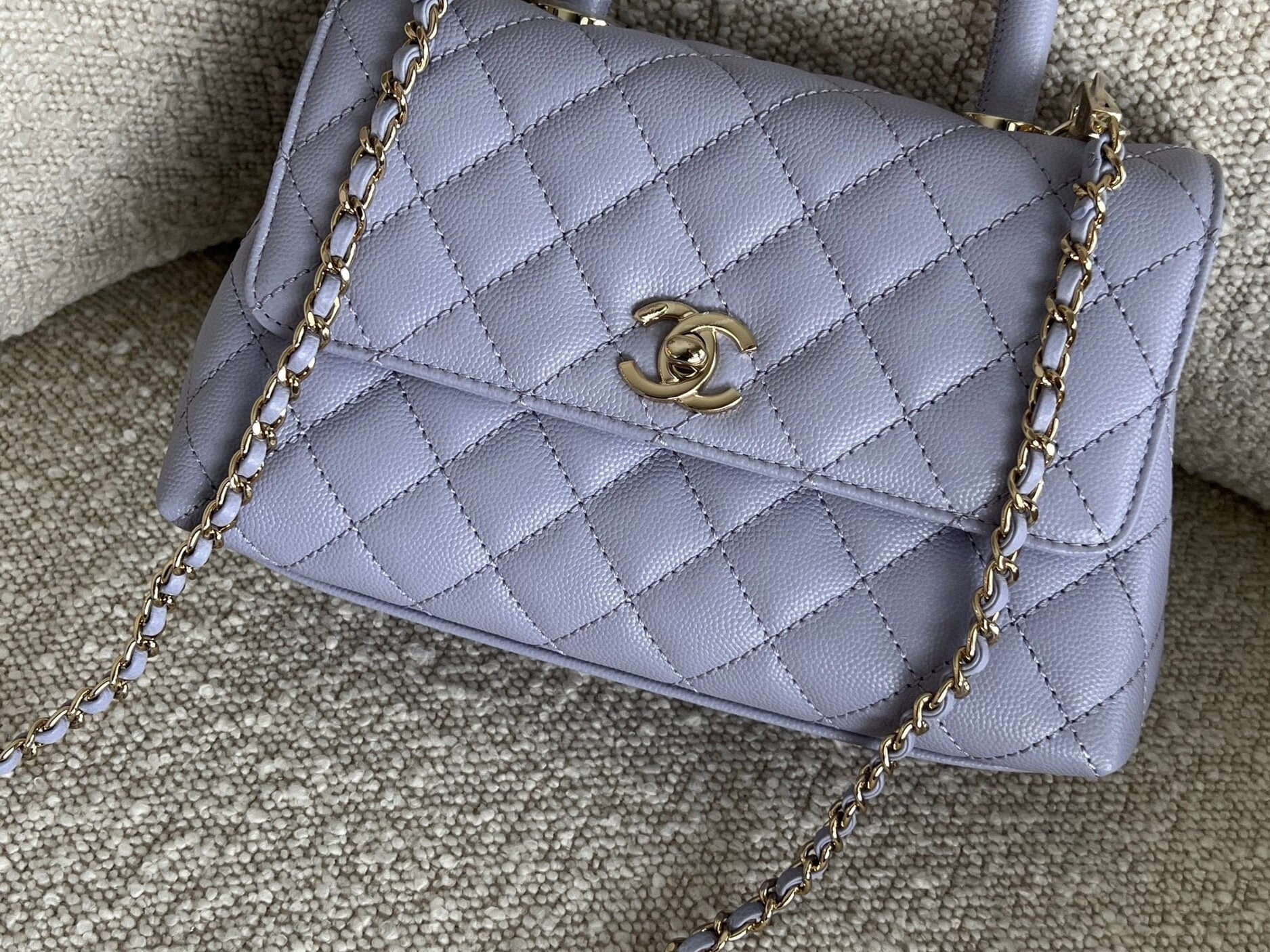 CHANEL Handbag 21K Quilted Coco Handle Lilac Caviar Small LGHW -Knockoff
