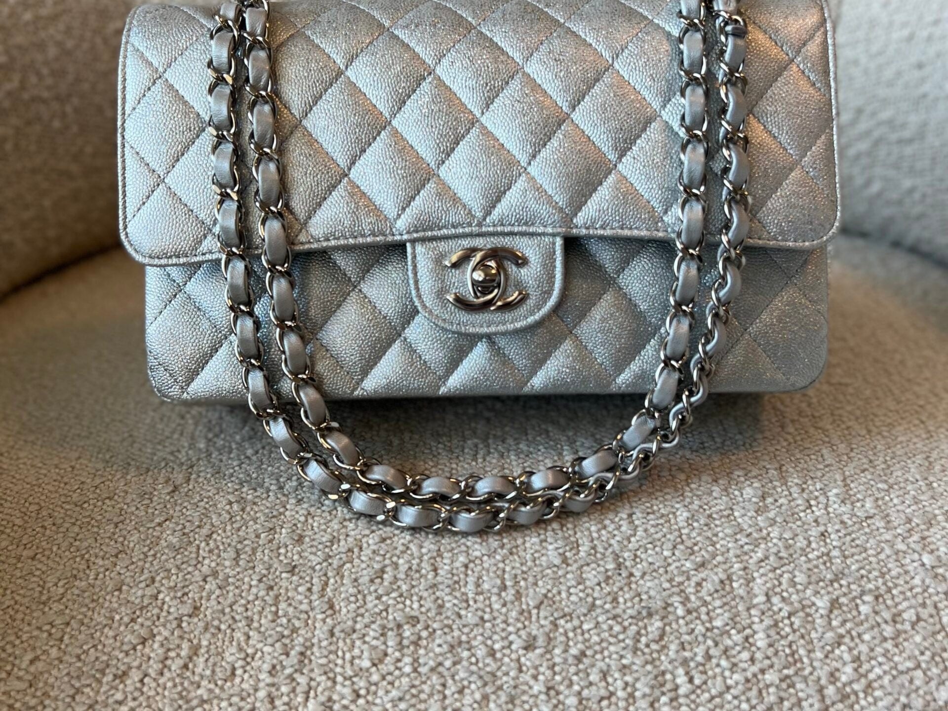 CHANEL Handbag 21K Silver Metallic Caviar Quilted Classic Double Flap Medium Silver Hardware -Knockoff
