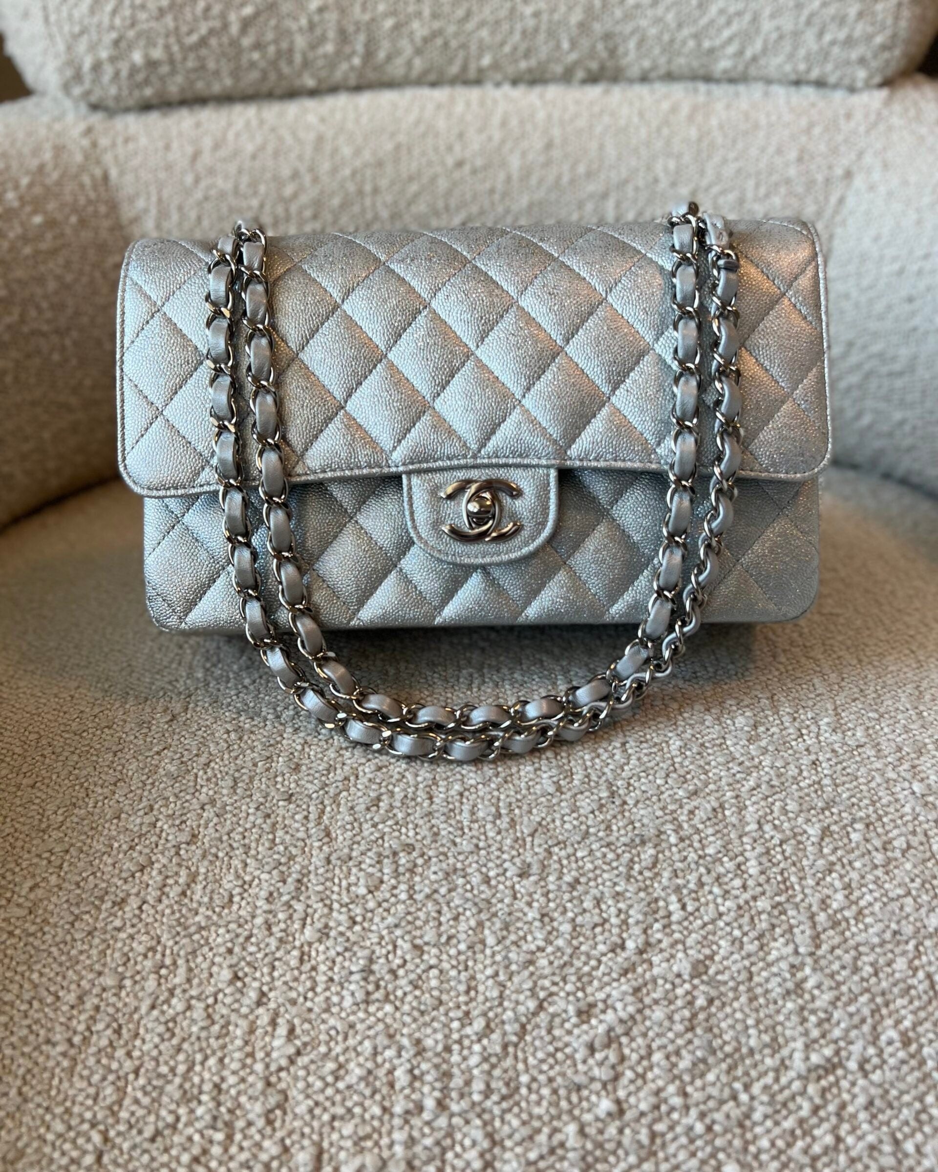 CHANEL Handbag 21K Silver Metallic Caviar Quilted Classic Double Flap Medium Silver Hardware -Knockoff
