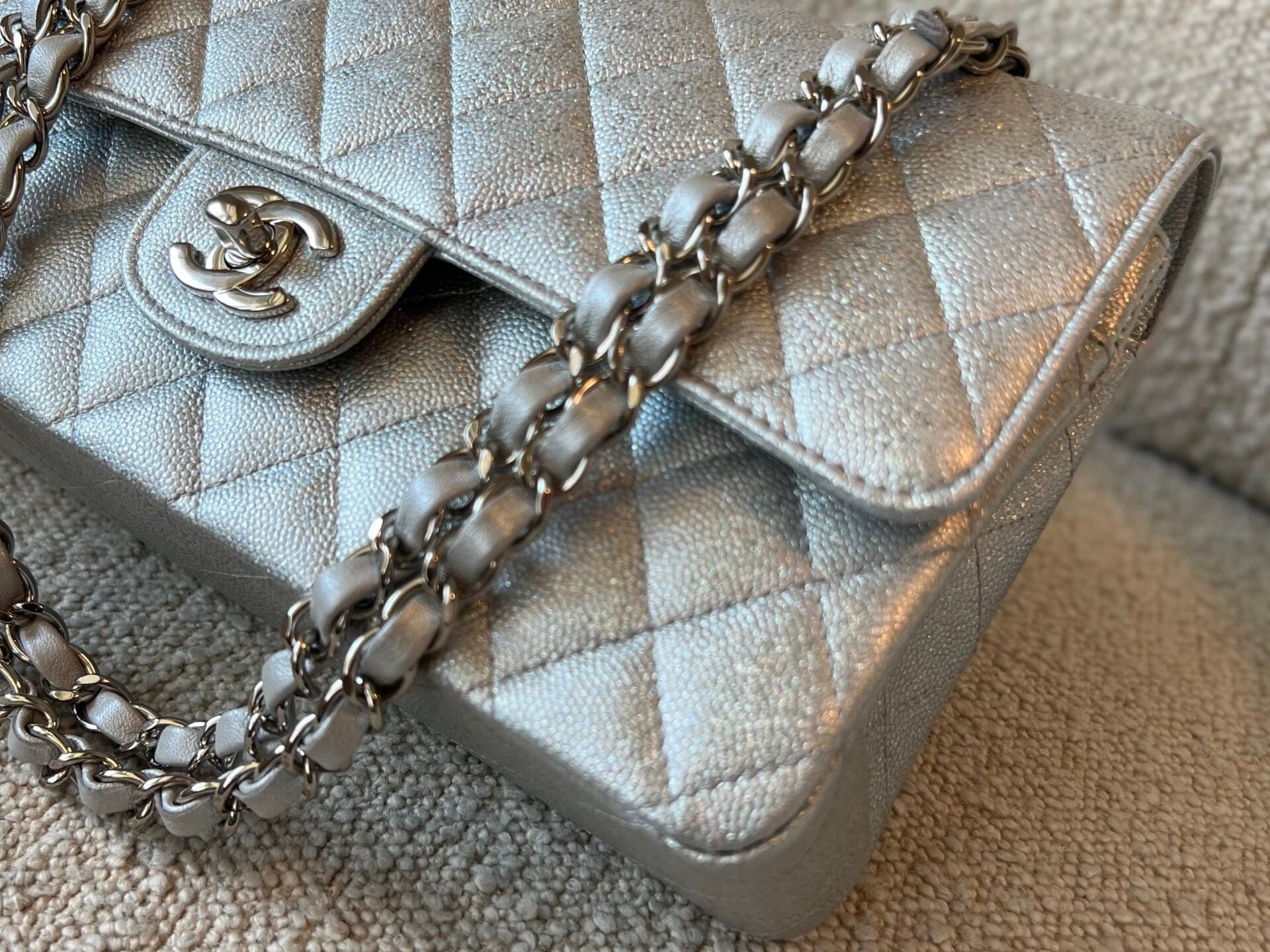 CHANEL Handbag 21K Silver Metallic Caviar Quilted Classic Double Flap Medium Silver Hardware -Knockoff
