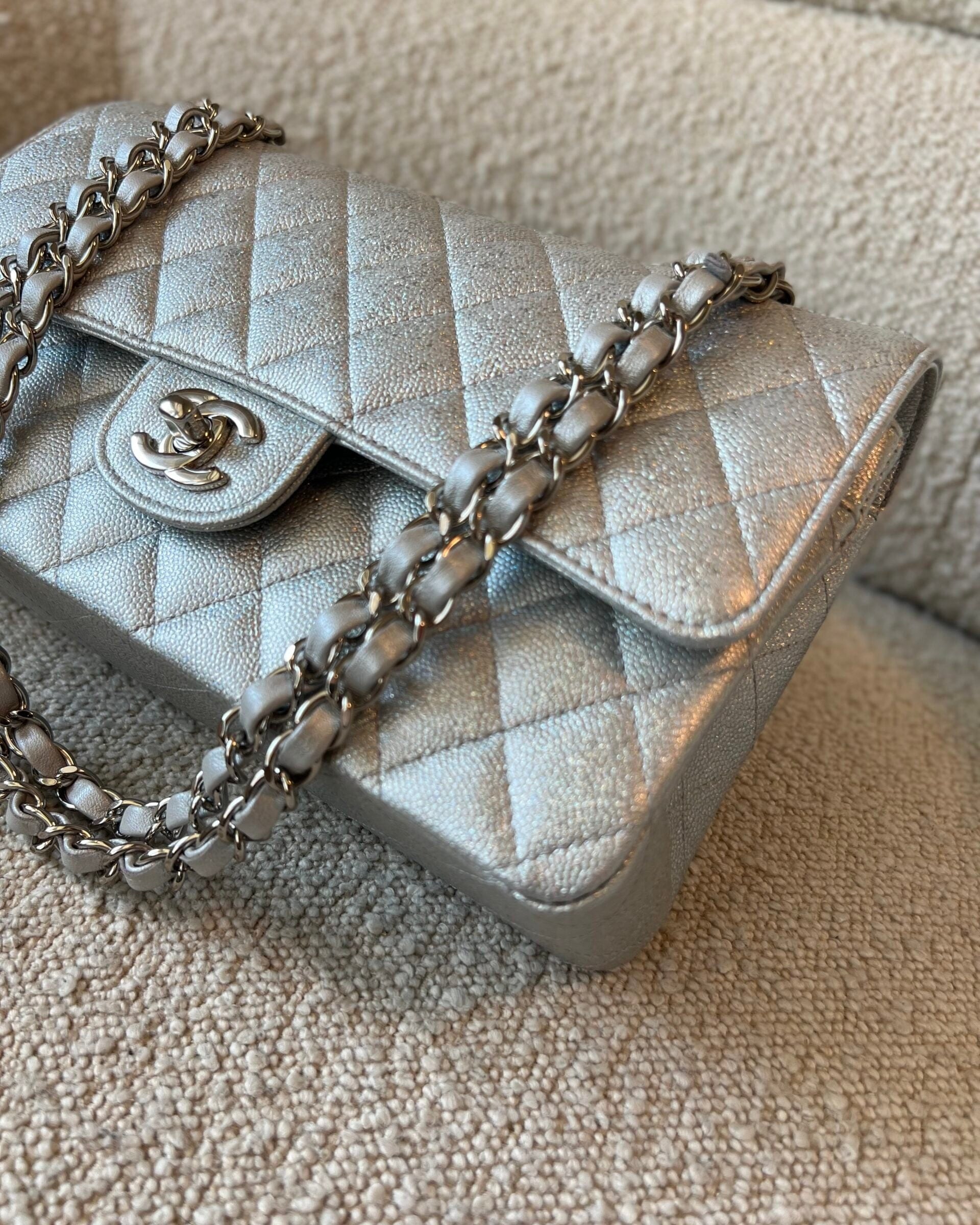 CHANEL Handbag 21K Silver Metallic Caviar Quilted Classic Double Flap Medium Silver Hardware -Knockoff
