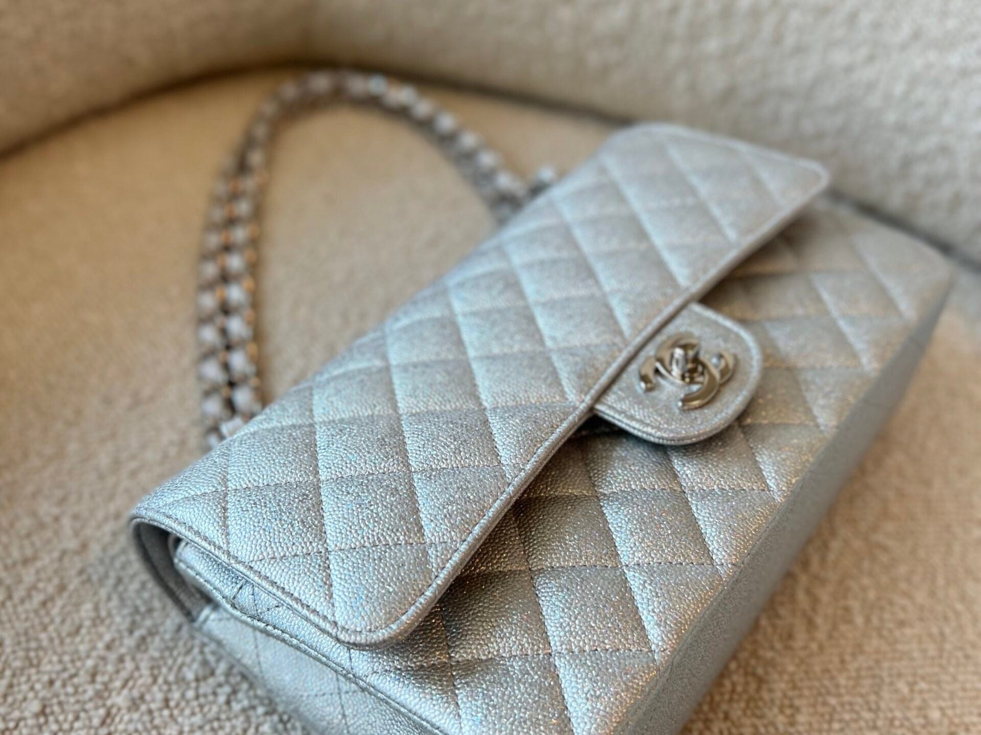 CHANEL Handbag 21K Silver Metallic Caviar Quilted Classic Double Flap Medium Silver Hardware -Knockoff
