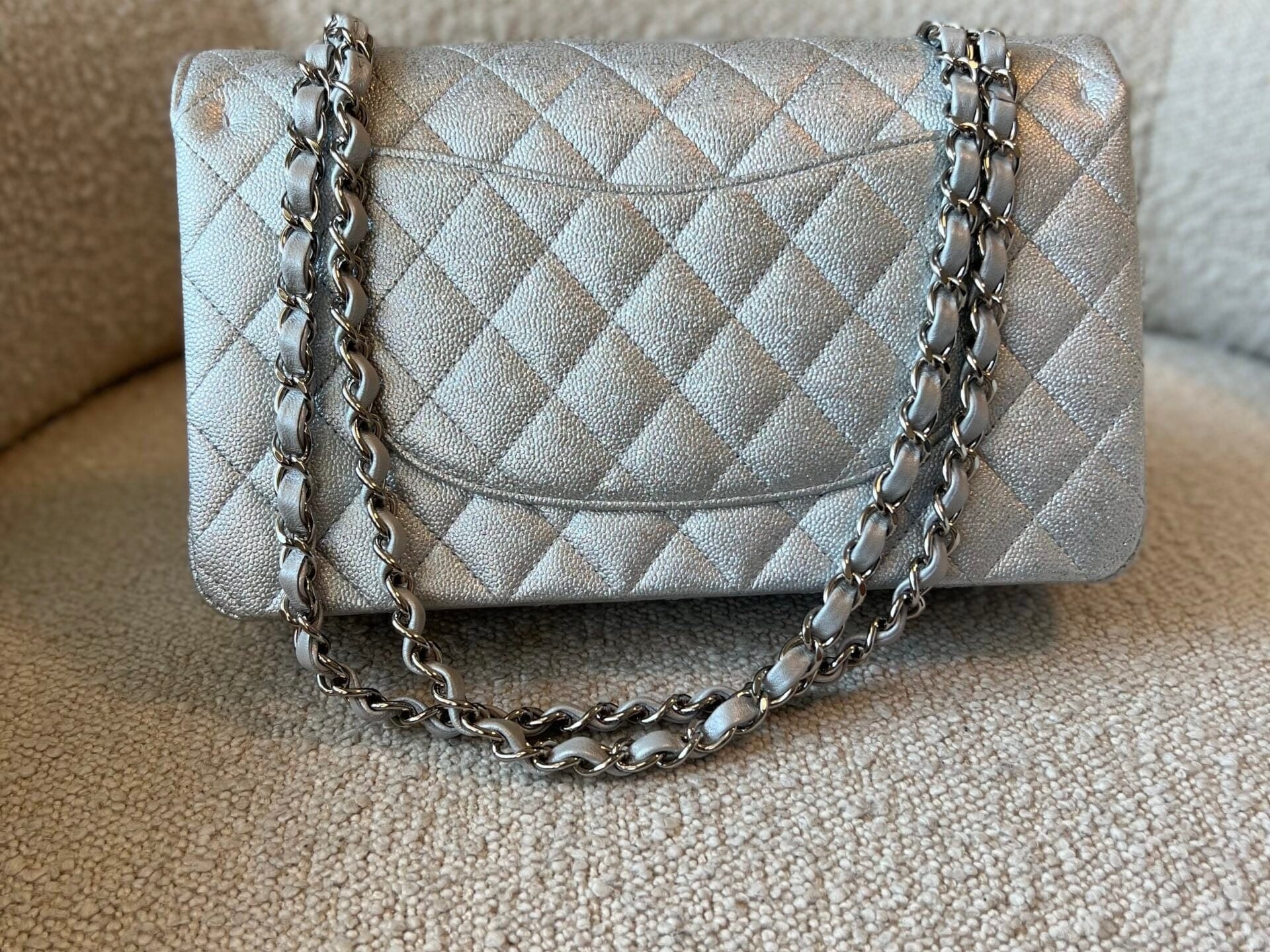 CHANEL Handbag 21K Silver Metallic Caviar Quilted Classic Double Flap Medium Silver Hardware -Knockoff
