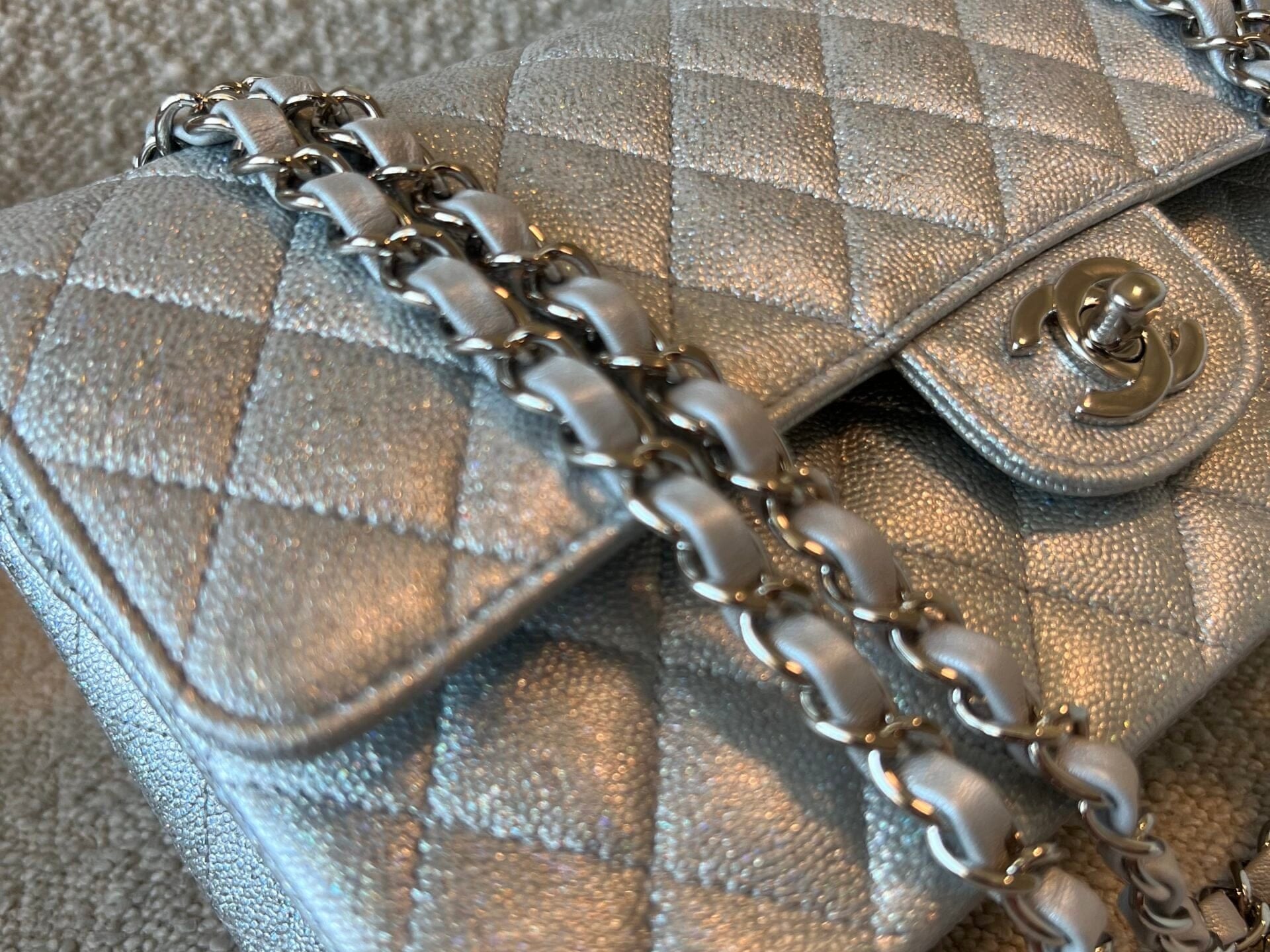 CHANEL Handbag 21K Silver Metallic Caviar Quilted Classic Double Flap Medium Silver Hardware -Knockoff
