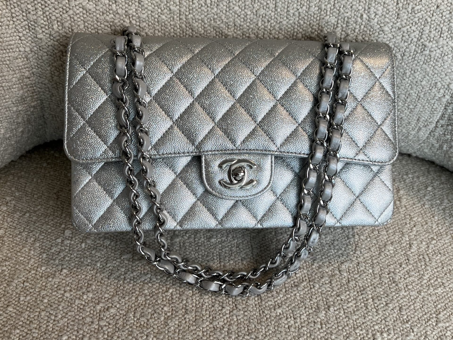 CHANEL Handbag 21K Silver Metallic Caviar Quilted Medium Classic Flap SHW -Knockoff
