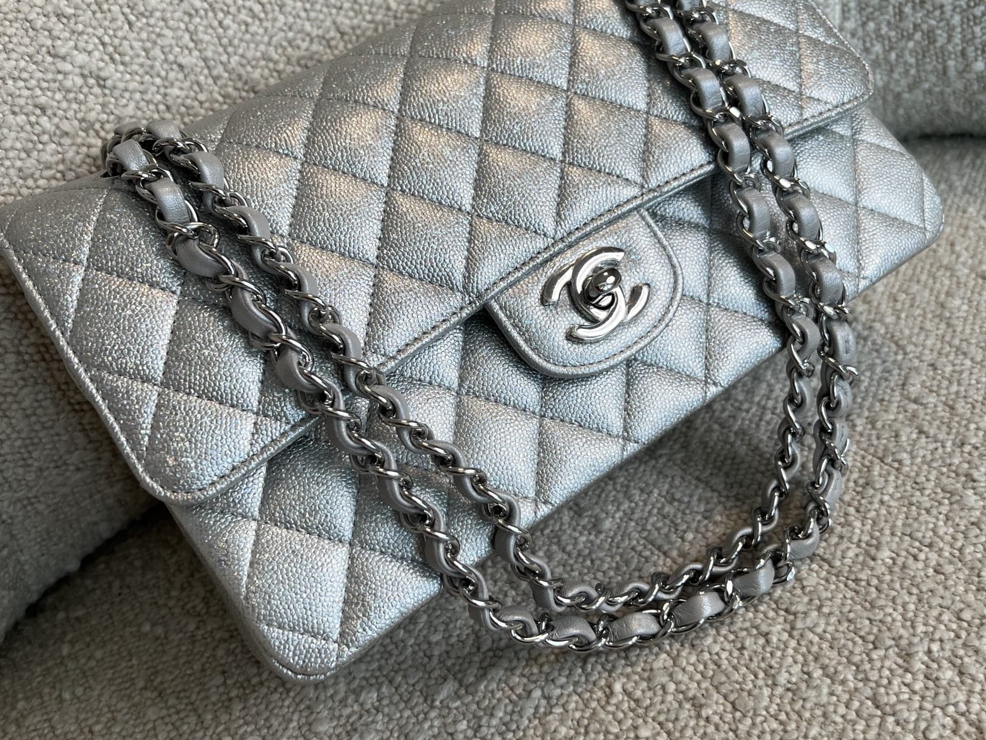 CHANEL Handbag 21K Silver Metallic Caviar Quilted Medium Classic Flap SHW -Knockoff
