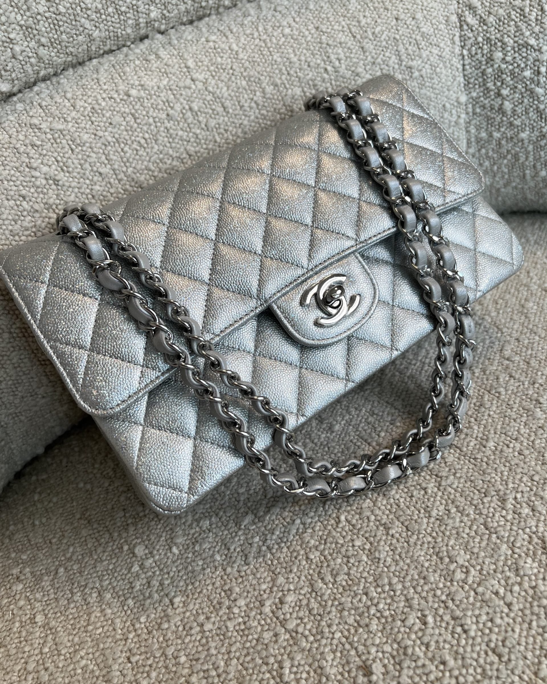 CHANEL Handbag 21K Silver Metallic Caviar Quilted Medium Classic Flap SHW -Knockoff
