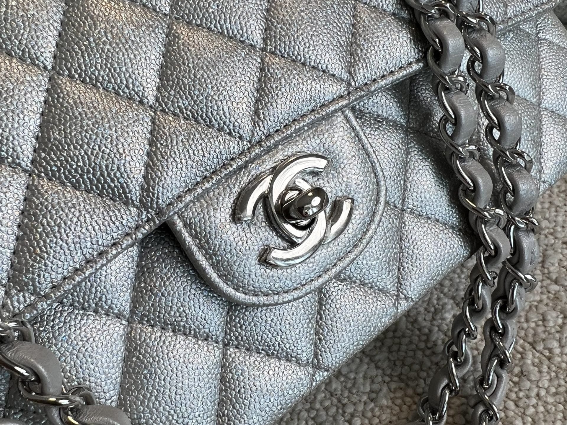 CHANEL Handbag 21K Silver Metallic Caviar Quilted Medium Classic Flap SHW -Knockoff
