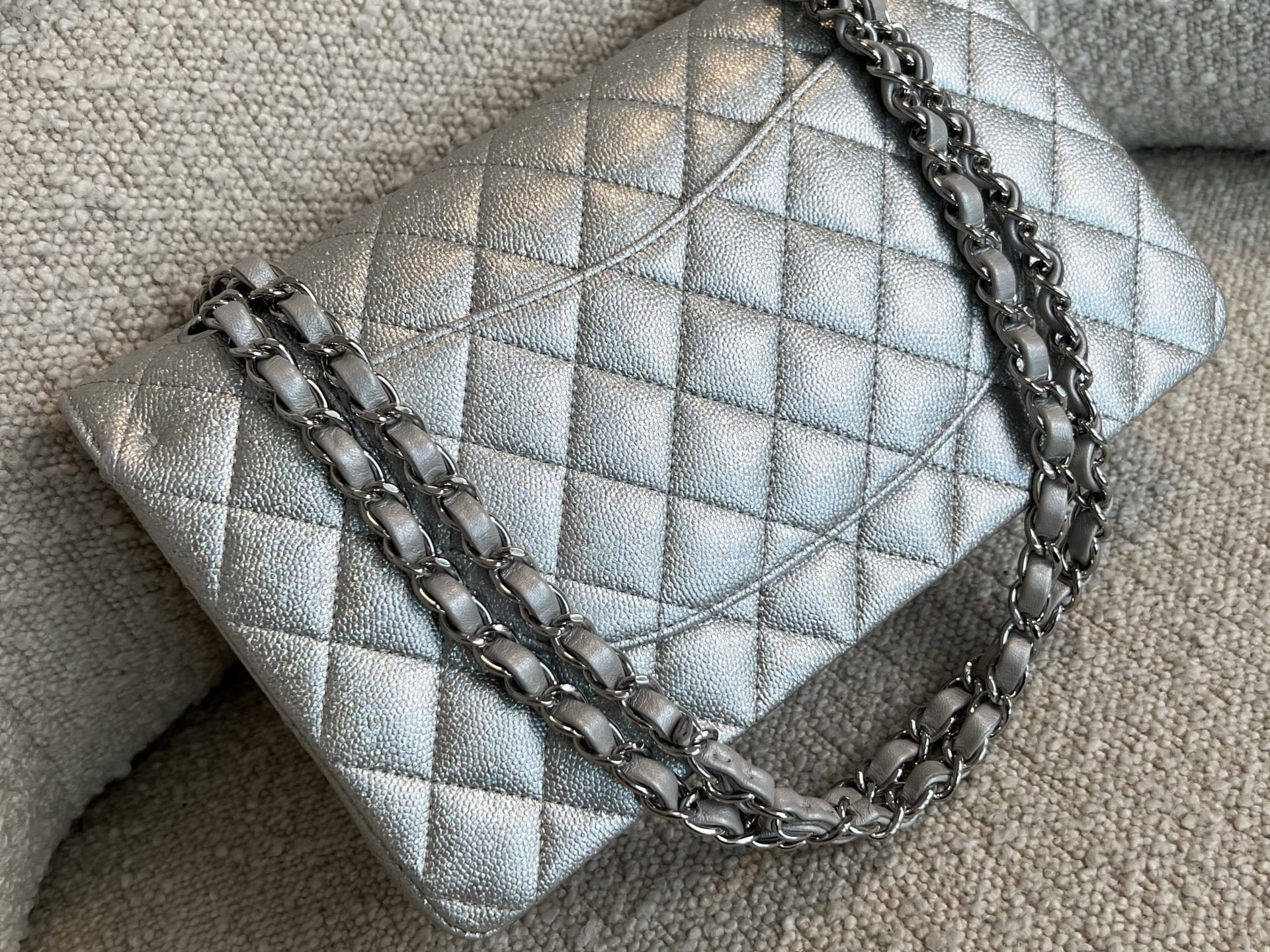 CHANEL Handbag 21K Silver Metallic Caviar Quilted Medium Classic Flap SHW -Knockoff
