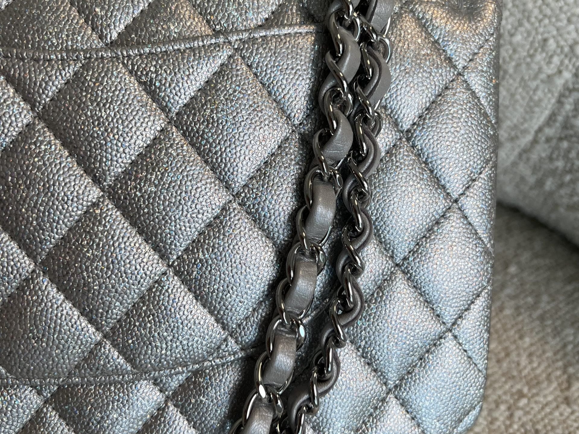 CHANEL Handbag 21K Silver Metallic Caviar Quilted Medium Classic Flap SHW -Knockoff
