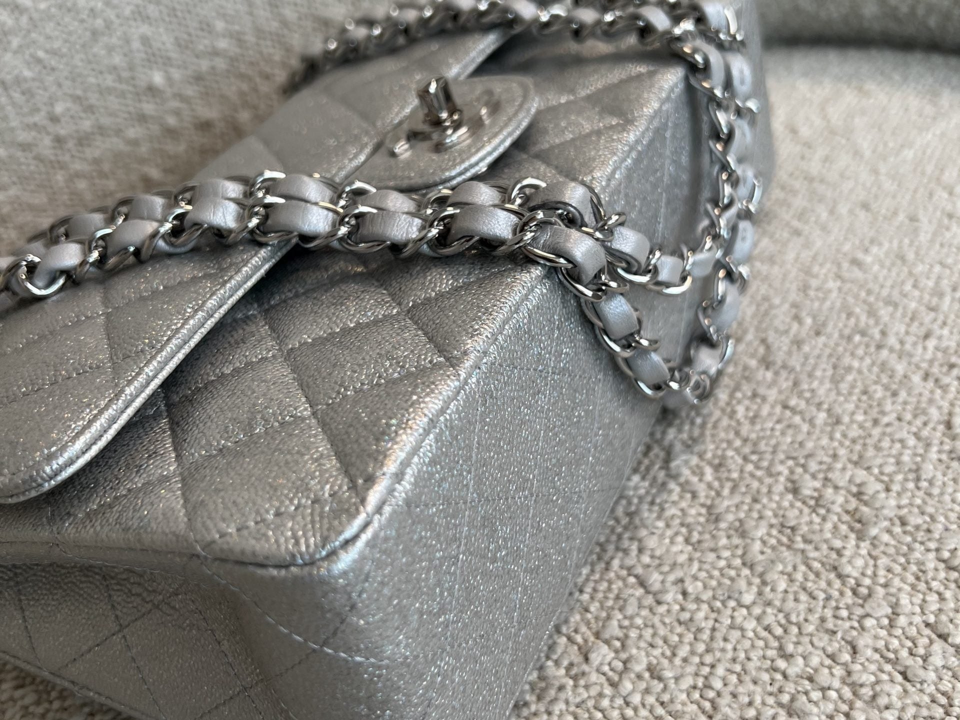 CHANEL Handbag 21K Silver Metallic Caviar Quilted Medium Classic Flap SHW -Knockoff
