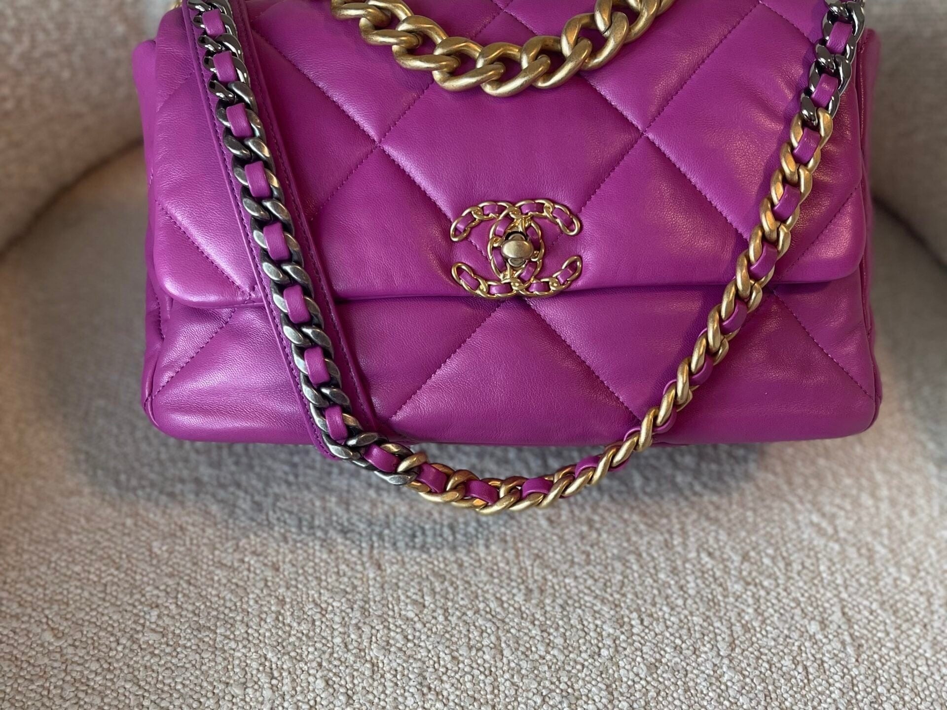 CHANEL Handbag 21P Magenta Lambskin Quilted 19 Flap Large Mixed Hardware -Knockoff
