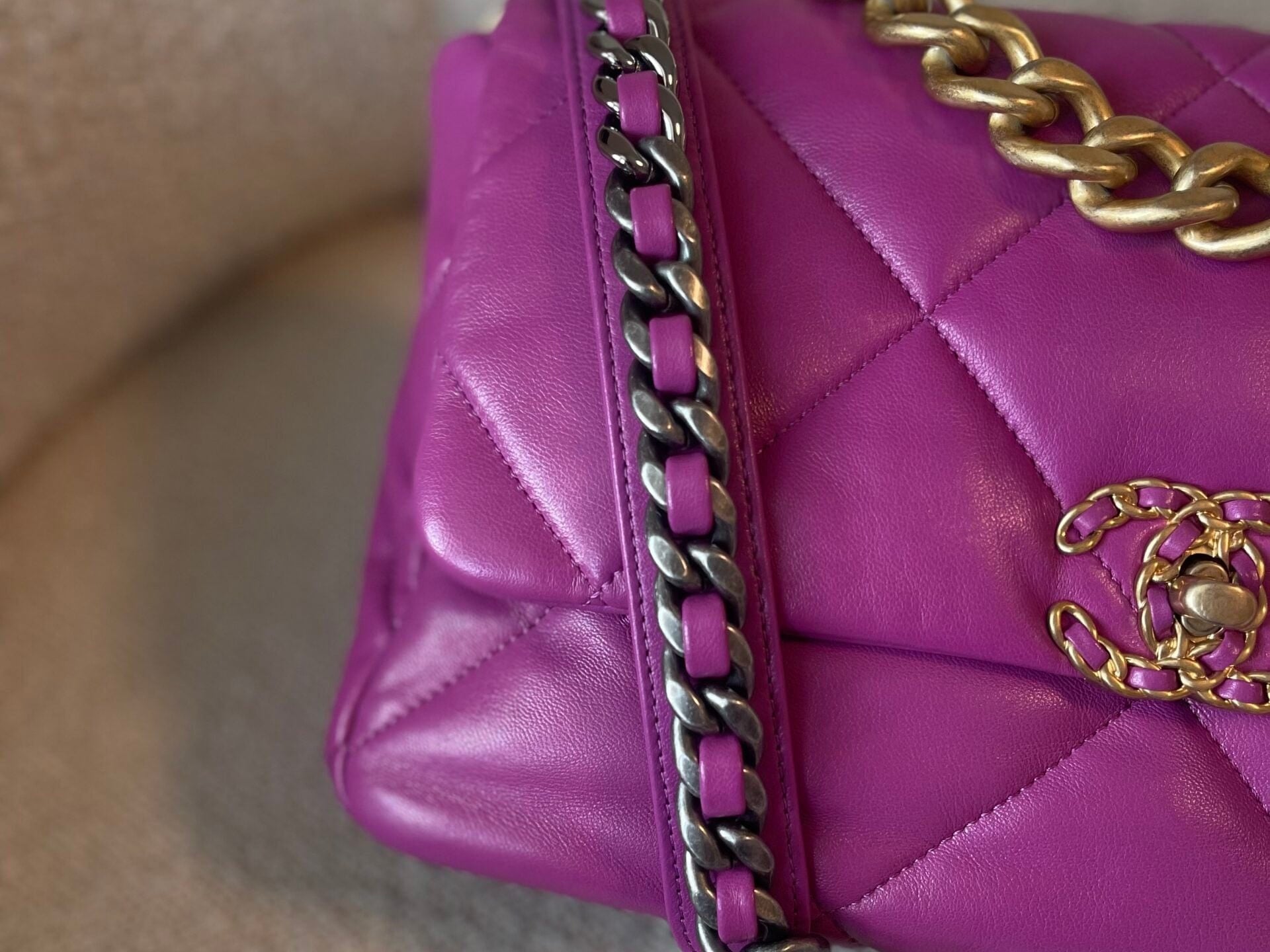 CHANEL Handbag 21P Magenta Lambskin Quilted 19 Flap Large Mixed Hardware -Knockoff
