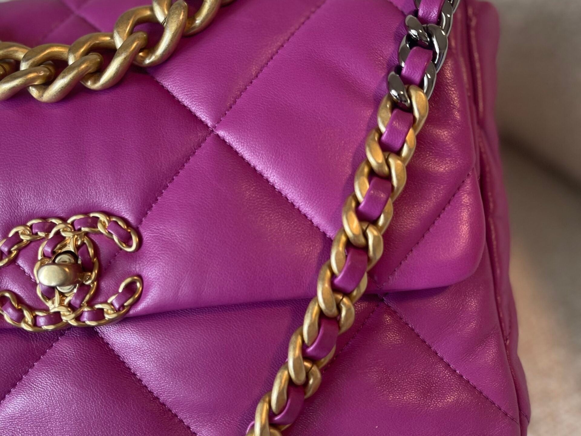 CHANEL Handbag 21P Magenta Lambskin Quilted 19 Flap Large Mixed Hardware -Knockoff
