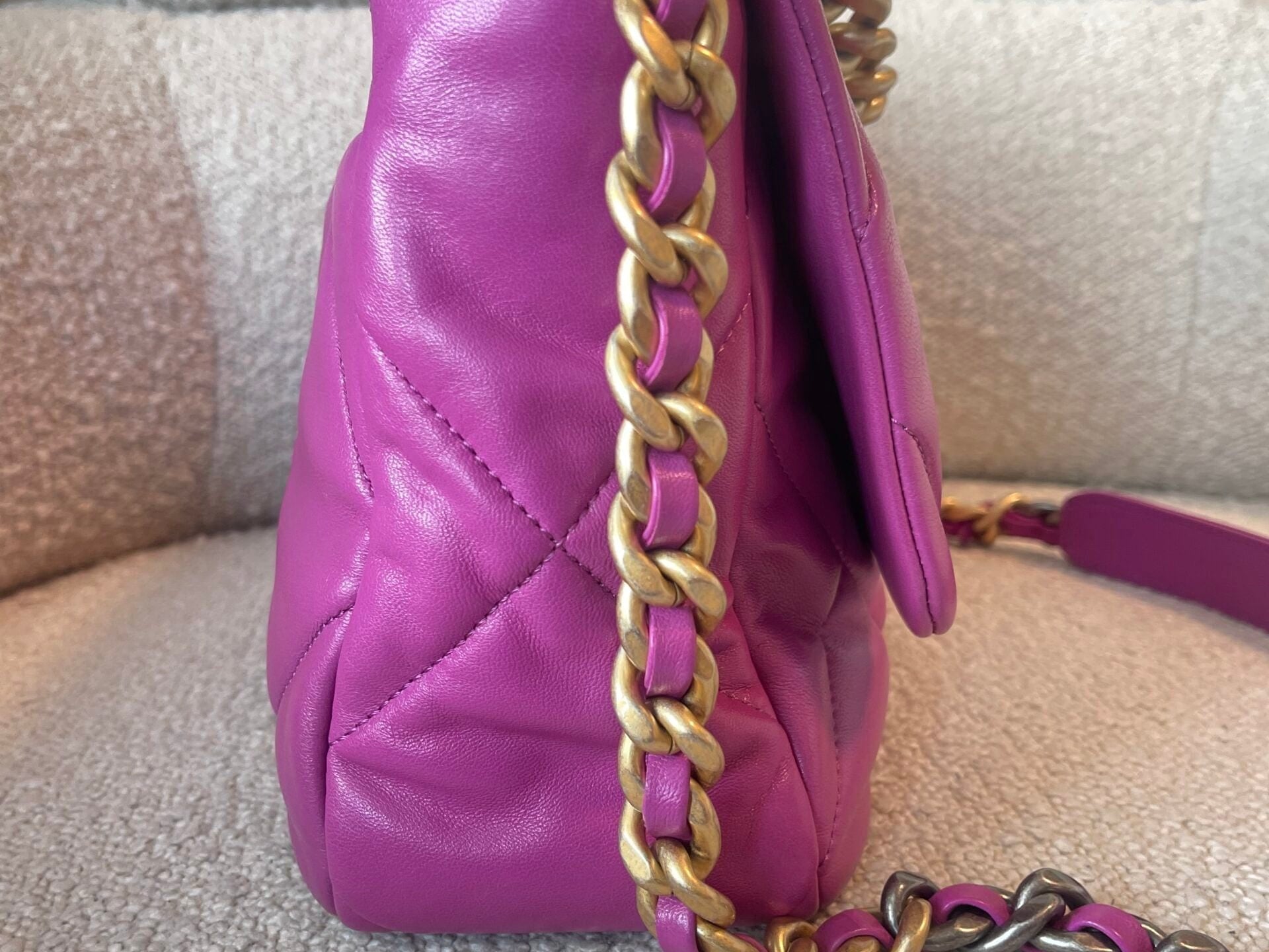 CHANEL Handbag 21P Magenta Lambskin Quilted 19 Flap Large Mixed Hardware -Knockoff
