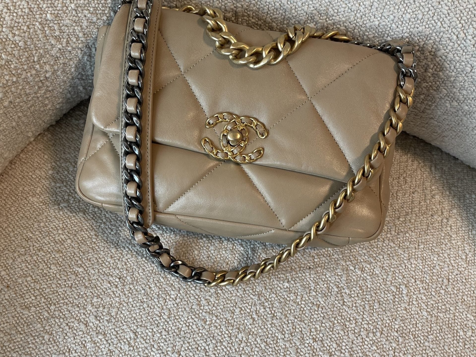 CHANEL Handbag 21S Beige Lambskin Quilted 19 Flap Small Mixed Hardware -Knockoff
